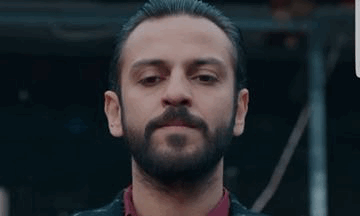 Son söz:
Büyük bir ters köşe ile başlayan Çukur'da yaşanan olayların bir çocuğunun gizliden gizliye Koçovalılar tarafından yapıldığı ve bu durumun ilerleyen bölümlerde ortaya çıkacağını söylemek mümkün. Flashbackler ile dolu yeni bölümlere hazırlıklı olmanız önerisiyle.