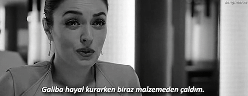 Efsun - Kocan Kadar Konuş / Kocan Kadar Konuş Diriliş
Otuz yaşına gelmiş, etrafı artık onun evlenmesi gerektiğini baskılayan anne, anneanne, teyze, kız kardeşler ve bir kuzen ile çevrili olan Efsun, kendi ütopyasında karşısına çıkacak olan o beyaz atlı prensini bekleyen, kitapları ve hayalindeki dostuyla mutlu olan bir genç kız. Onun ne belirli kuralları var ne de günümüz kızlarının sahip olduğu ilişkilerde uyulması gereken taktikler bilgilerine hakim. Gelişine yaşamayı sevdiği ve hayal kurmak konusunda sınırı olmadığı için hep bu hüzünleri. Bir değişim ona aradığı aşkı getirecekti. Öyle de yaptı. Yıllar önce yaşadığı korkaklığı yaşamadan ilk adımı attı. Ama gerçek dünya hiç de sandığı kadar toz pembe değildi. Efsun bize ne olursa olsun istediğimiz şeyin bir gün bizi gelip bulacağına inandırdı.