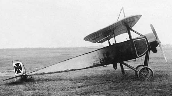 8. PFALZ "PARASOL" A 2

                                    
                                    
                                    
                                    Pfalz Flugzeugwerke uçaklarının yapımı 1913’e kadar dayanmaktadır. Bu yıllarda Bavyera Hükümeti kendi uçucu birliklerinde kullanılabilecek bir uçağın tasarım ve yapımı için bu kuruluşa maddi destek sağlıyordu. İlk tasarımı itici tip pervaneye sahip bir uçaktı. 1913 yılında Fransız Morane-Saulnier firmasından “L” tipi “Parasol” ve “H” tipi omuzdan kanatlı uçakların lisansını aldı.İlk modele 80HP’lik Oberursel döner motor takıldı ve bu uçağa A.1 modeli dendi. Bunu 100HP’lik döner motorla donatılmış A.2 modeli takip etti. Bu modeli de savaşın ilk yıllarında ürettiği, aslında Morane-Saulnier “L” modelinin ufak tadilatlara uğramış bir kopyası olan E.1 takip etti. Bu uçaklar Batı Cephesi’nde çok az kullanıldı. Mevcut olanlar 1916 yılında Osmanlı İmparatorluğu’na gönderildi. E.1 modelleri Alman Birlikleri’ne, özellikle FA-300, daha eski A.2 modelleri ise Türk Birlikleri’ne verildi. Sevkedilen A.2 sayısı 10 adettir.
                                
                                
                                
                                