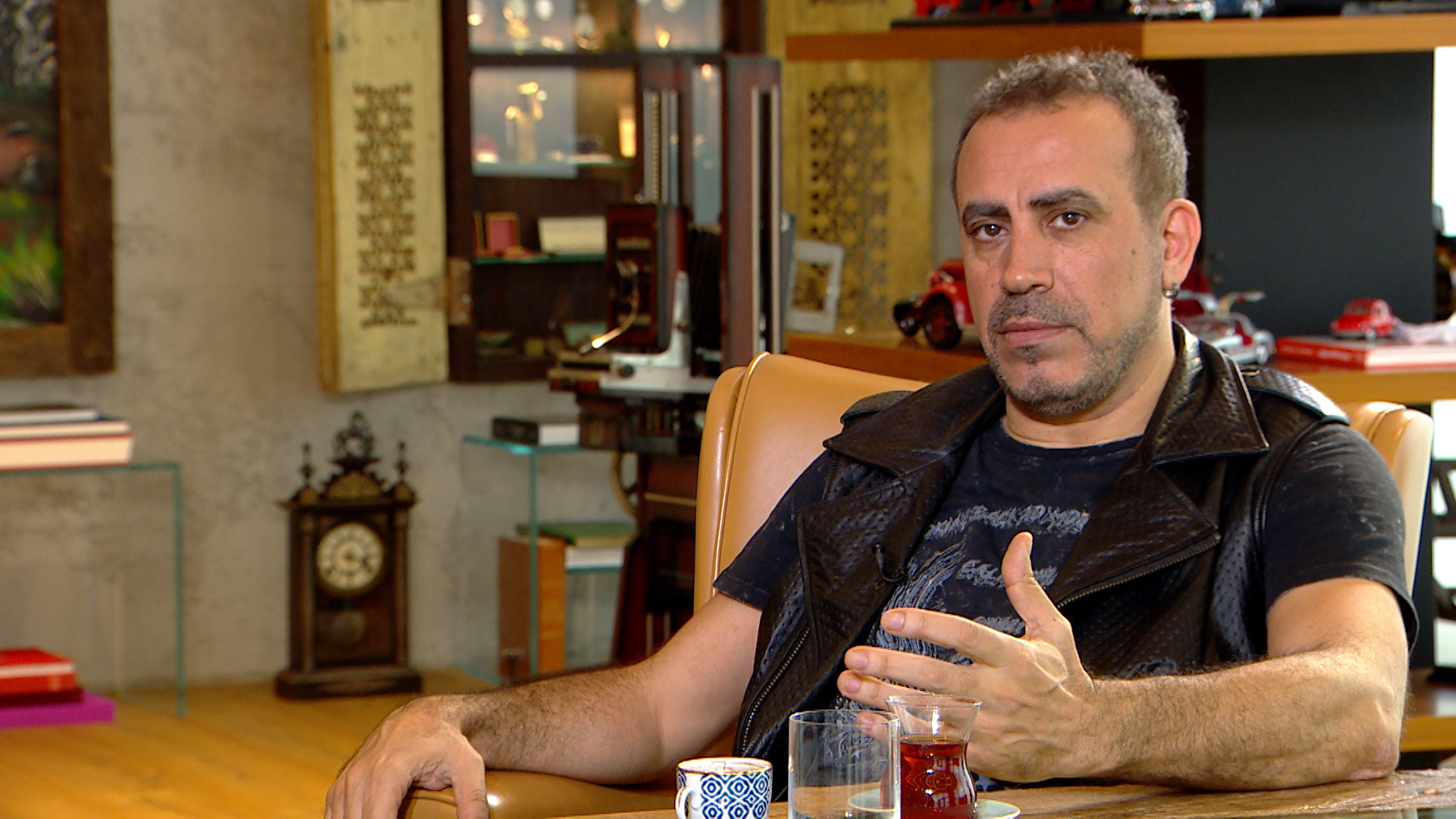 Suriyelilere yardım ettiği için linç edilen Haluk Levent ...