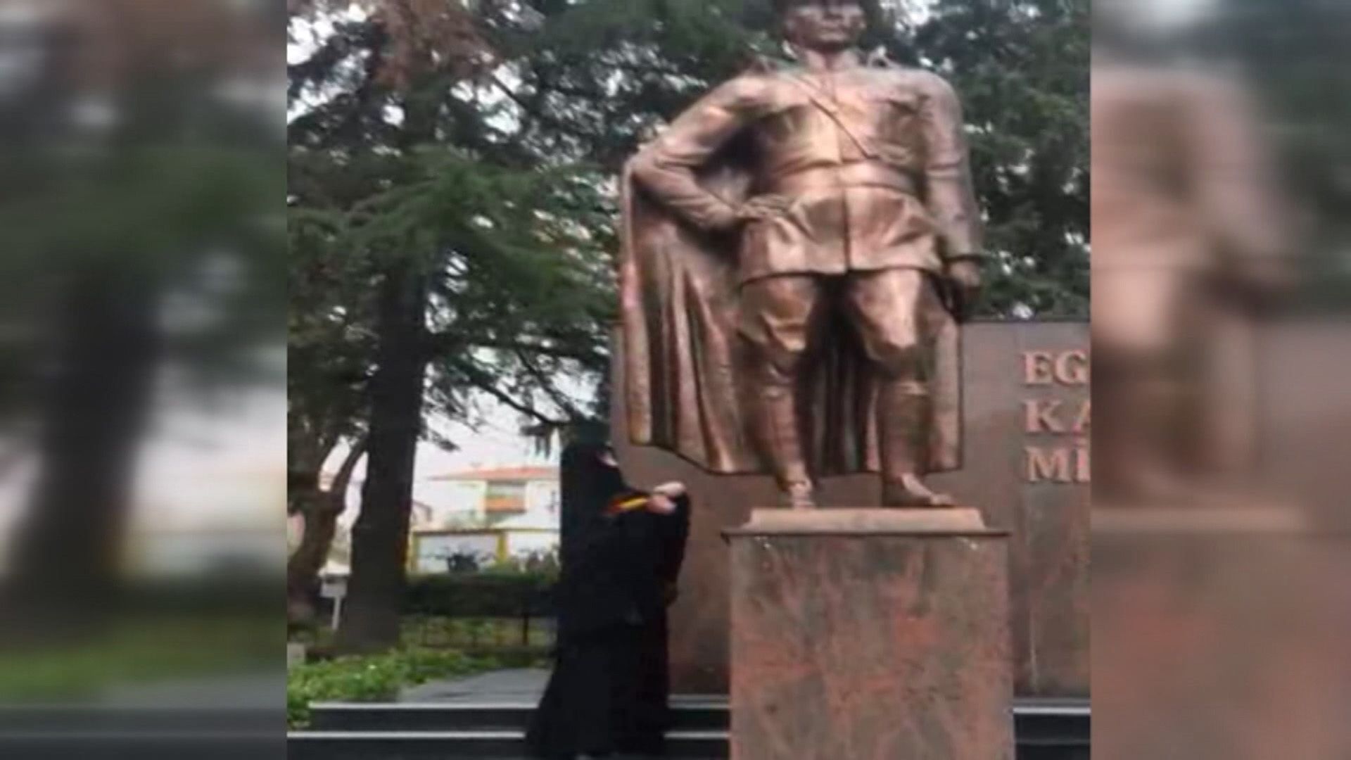 Tekirdag In Corlu Ilcesinde Ataturk Aniti Na Baltayla Saldiran Kadin Her Yerde Araniyor