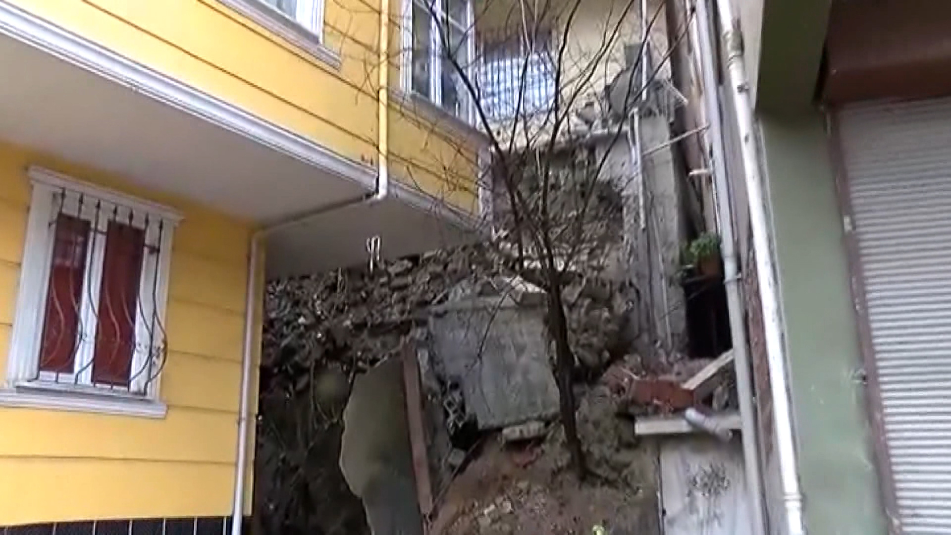 Tokat’ta korkutan görüntü 16 katlı binanın istinat duvarı çöktü Tokat’ta korkutan görüntü 16 katlı binanın istinat duvarı çöktü