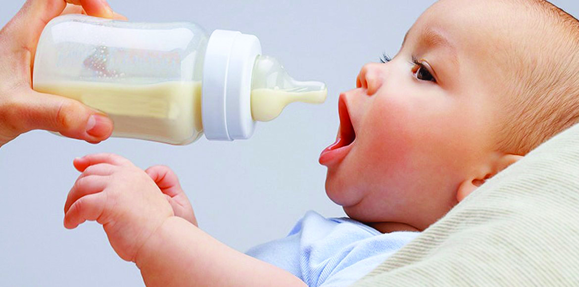 Съесть бутылочку. Искусственное вскармливание. Малыш бу. Искусственное вскармливание новорожденного. Вскармливание искусственным молоком.