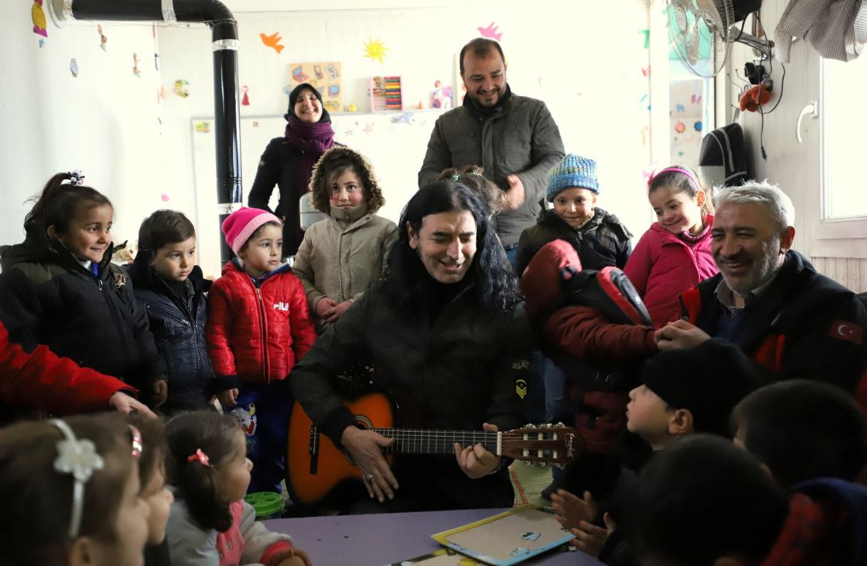 Murat Kekilli savaş mağduru çocukları şarkılarıyla şenlendirdi