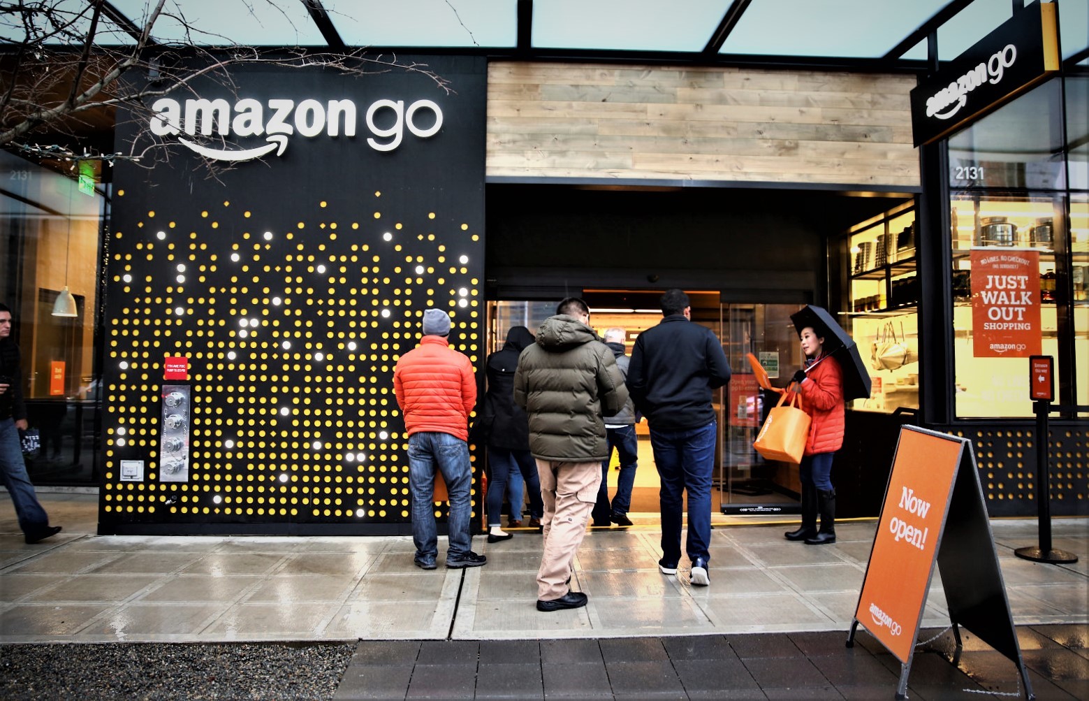 Yeni Amazon Go mağazası nakit ödeme kabul etmeye başladı