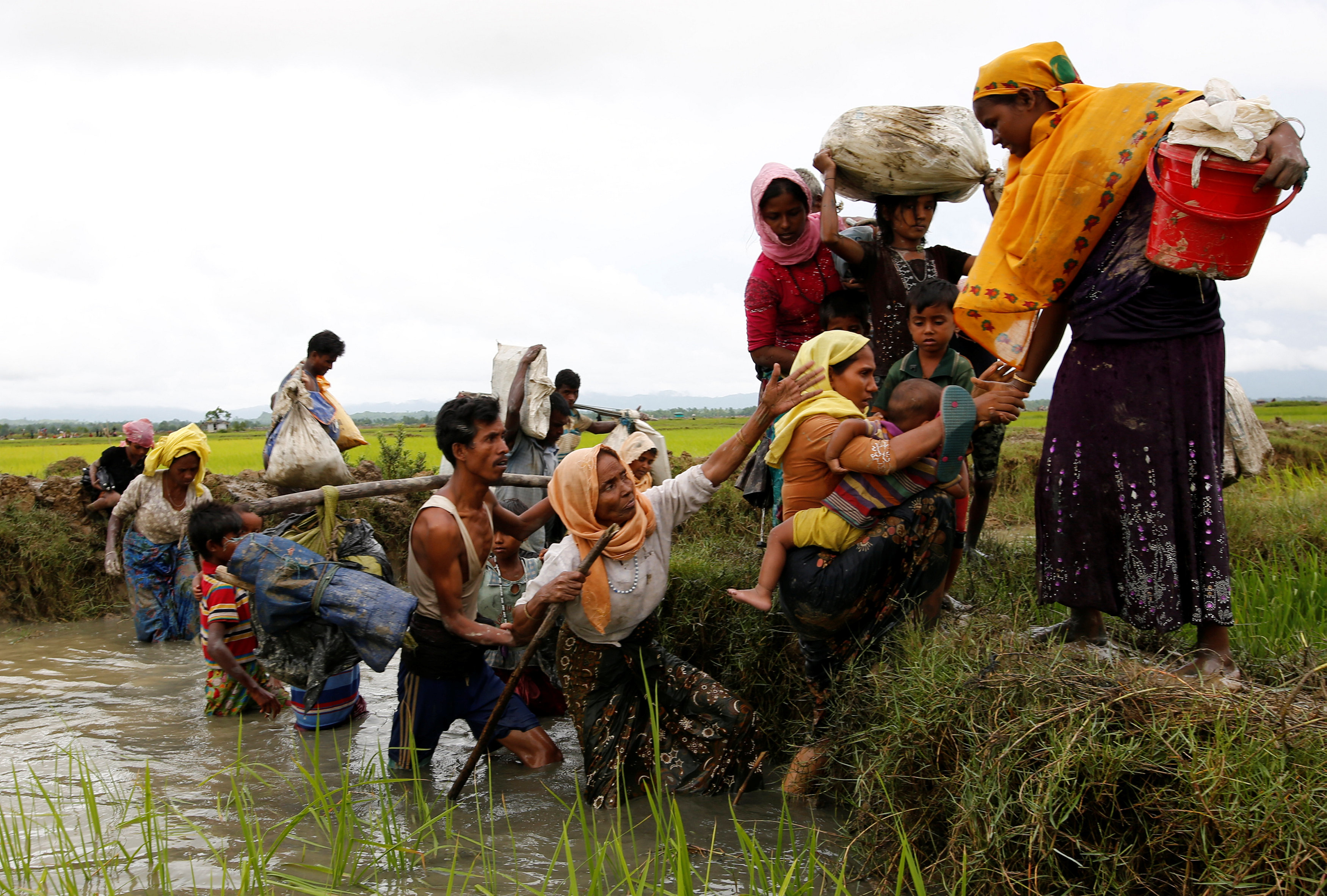 Arakan a yiyecek ve ila giri i yap lam yor