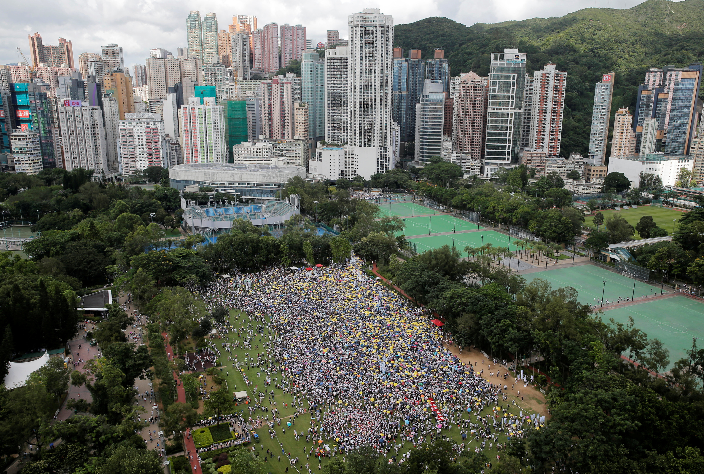 hong kong da yuzbinler neden sokaklara dokuldu