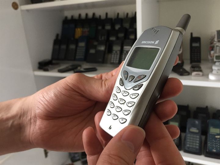 A Turkish mobile phone technician living in Istanbul has collected a total of 2,000 mobile phones in 15 years. Ekrem Karagüdekoğlu, a citizen of Istanbul, said that he sleeps in the same room where he stores the most precious devices of his collection. Alongside vintage models, the collection also includes an exact replica of a phone used in hit "The Matrix Reloaded" movie in 2003. The mobile phone enthusiast has currently put his entire collection up for sale for €2,5 million euros.