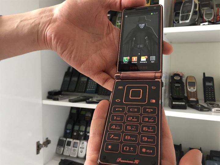 A Turkish mobile phone technician living in Istanbul has collected a total of 2,000 mobile phones in 15 years. Ekrem Karagüdekoğlu, a citizen of Istanbul, said that he sleeps in the same room where he stores the most precious devices of his collection. Alongside vintage models, the collection also includes an exact replica of a phone used in hit "The Matrix Reloaded" movie in 2003. The mobile phone enthusiast has currently put his entire collection up for sale for €2,5 million euros.