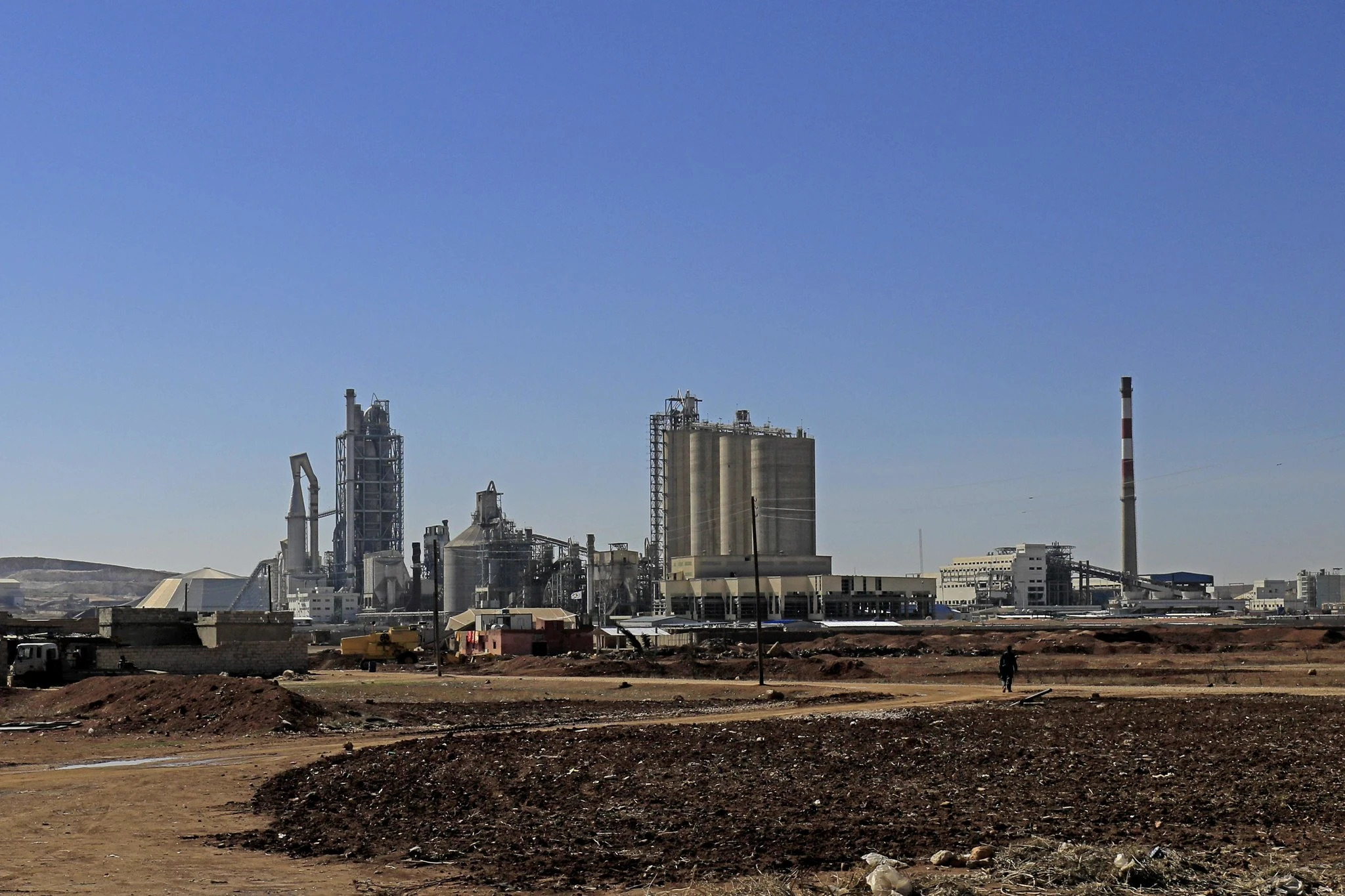 Suriye'den çekilen ABD Lafarge'in çimento fabrikasındaki mühimmat deposunu vurdu