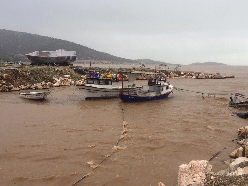 Mersin De Yasanan Saganak Nedeniyle 2 Kisi Hayatini Kaybetti Yagis Aksama Dogru Yavaslayacak
