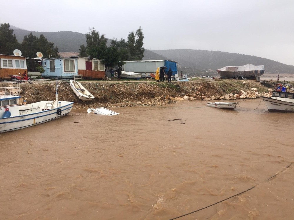 mersin de yasanan saganak nedeniyle 2 kisi hayatini kaybetti yagis aksama dogru yavaslayacak yeni safak