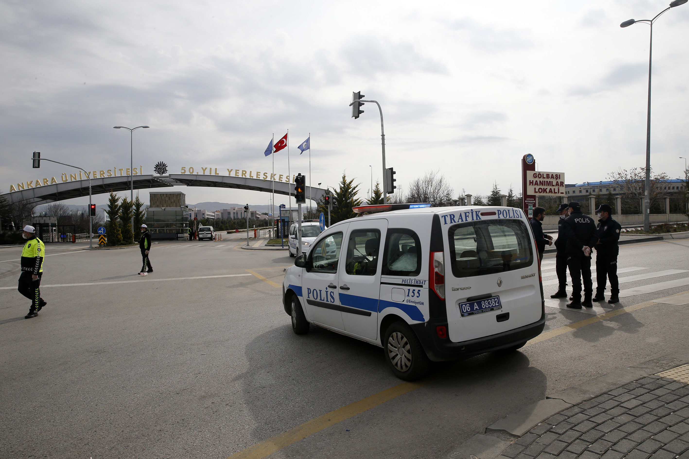 https www yenisafak com gundem umreden gelen turk vatandaslari ankara ve konyada karantinaya alindi 3529634