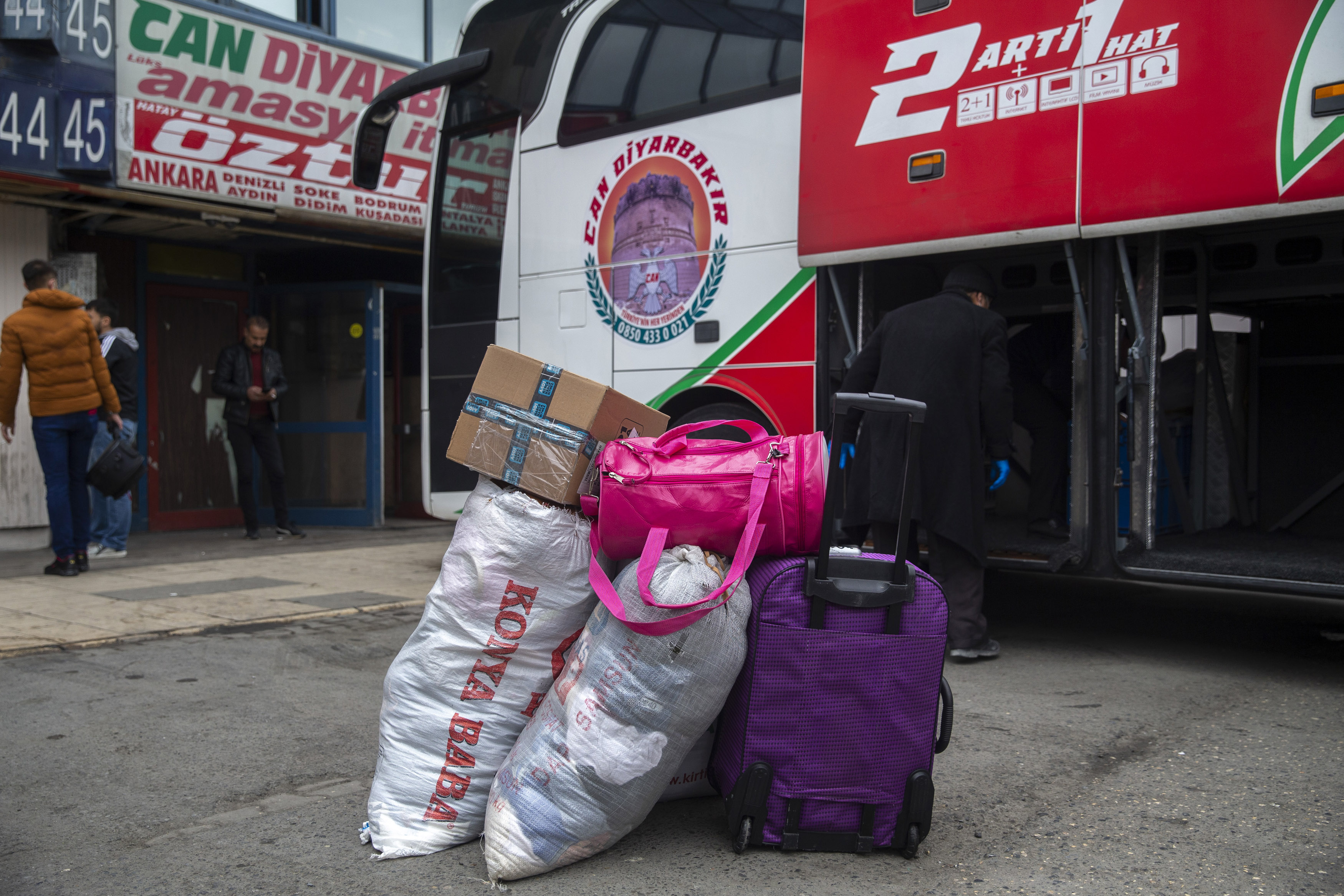 Istanbul Dan Cikmak Yasak Mi Istanbul Valisi Acikladi Otobusle Sehir Disina Cikislar Durduruldu Spor Yapmak Ve Balik Tutmak Yasaklandi