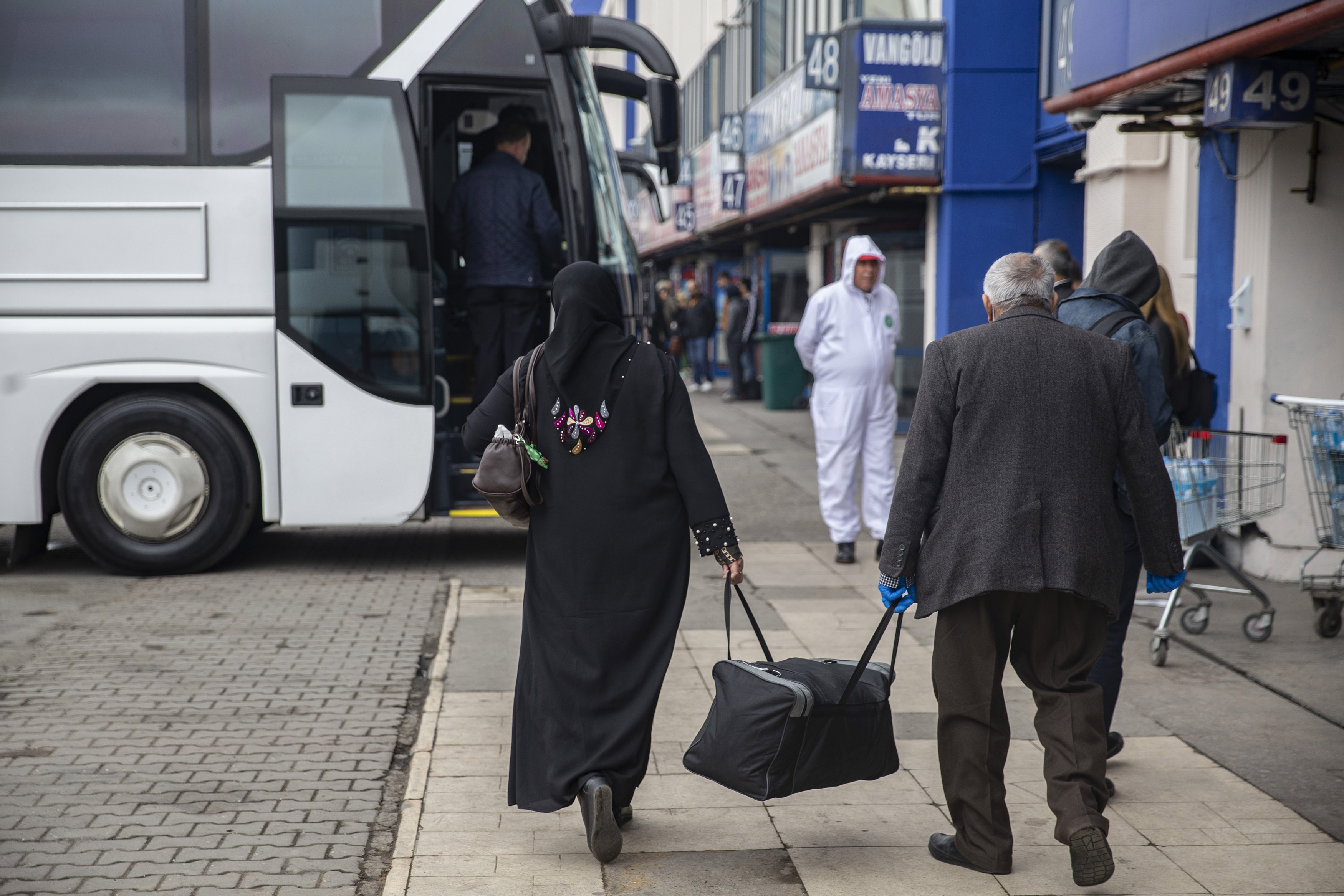 Istanbul Dan Cikmak Yasak Mi Istanbul Valisi Acikladi Otobusle Sehir Disina Cikislar Durduruldu Spor Yapmak Ve Balik Tutmak Yasaklandi