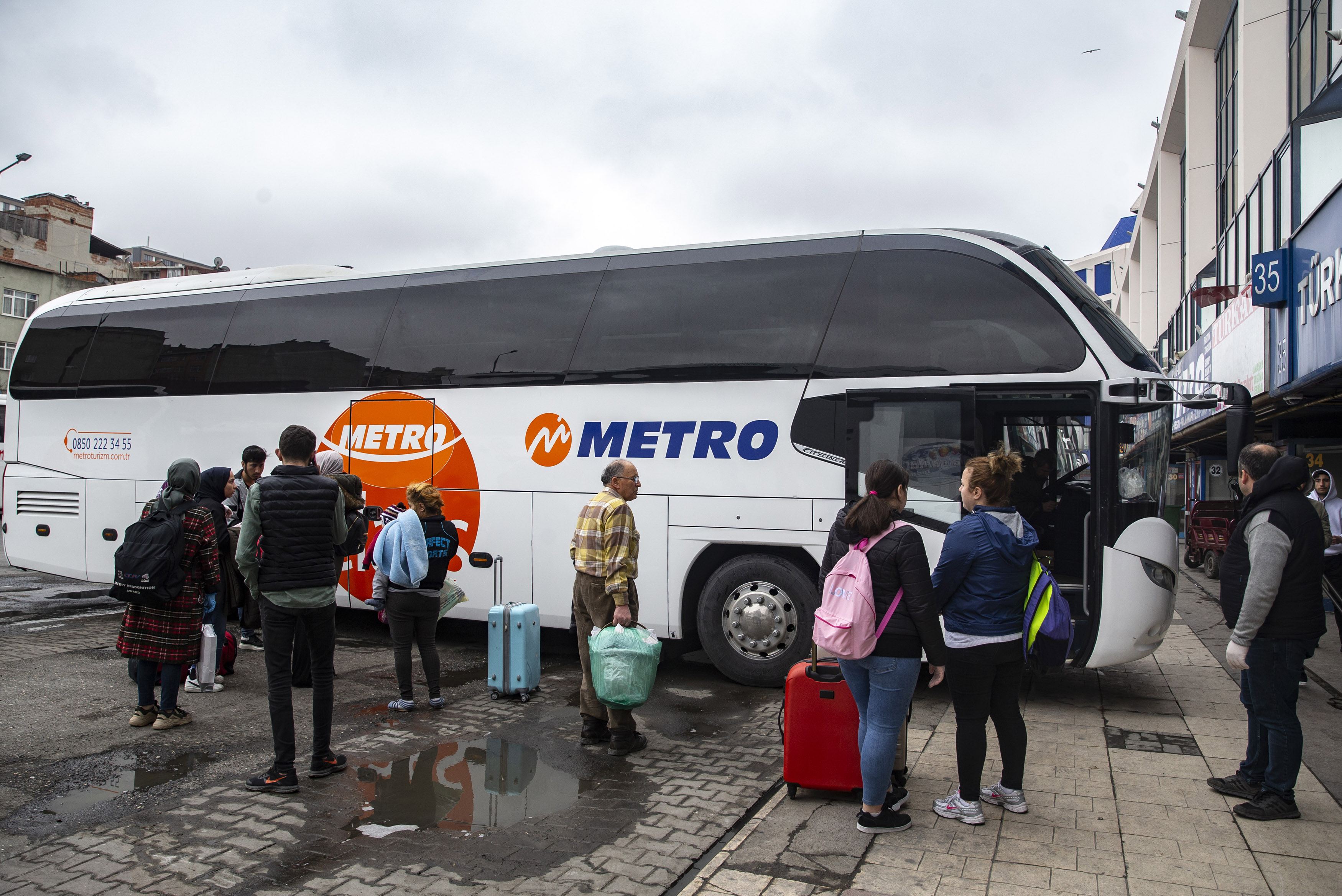Istanbul Dan Cikmak Yasak Mi Istanbul Valisi Acikladi Otobusle Sehir Disina Cikislar Durduruldu Spor Yapmak Ve Balik Tutmak Yasaklandi