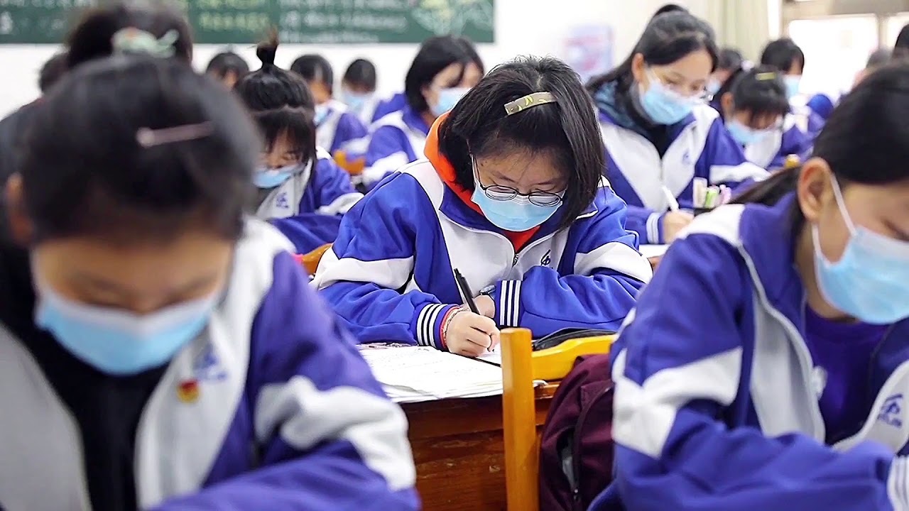 Çin'de öğrenciler okullara döndü: Okul girişlerinde termal kameralar olacak