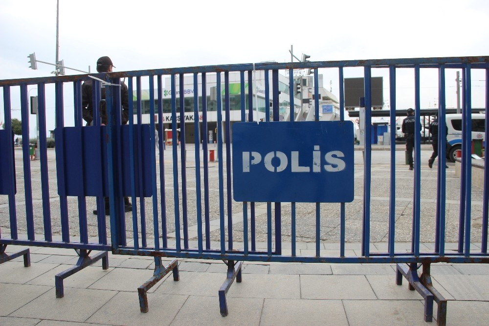 Izmir De Karsiyaka Carsisi Na Giris Cikislar Kapatildi Gen Medya