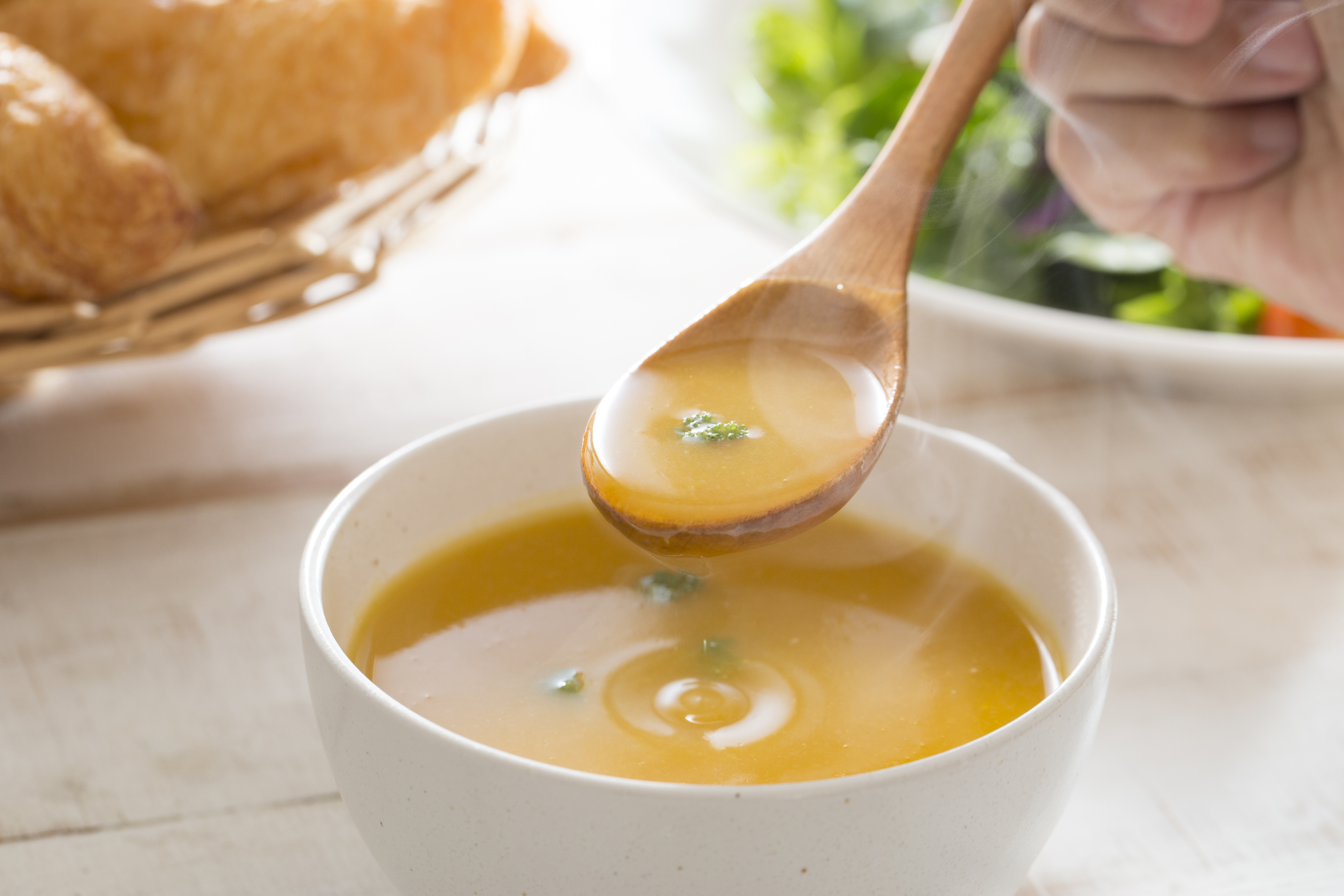 Soup tea. Бульон заварной. Девушка с бульоном. Ложка овощной суп. Масляный бульон.