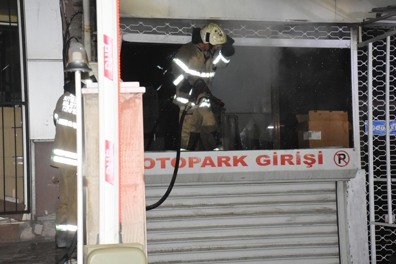 Yasağa aldırış etmeyen mahalleli sokağa çıkıp yangını izledi