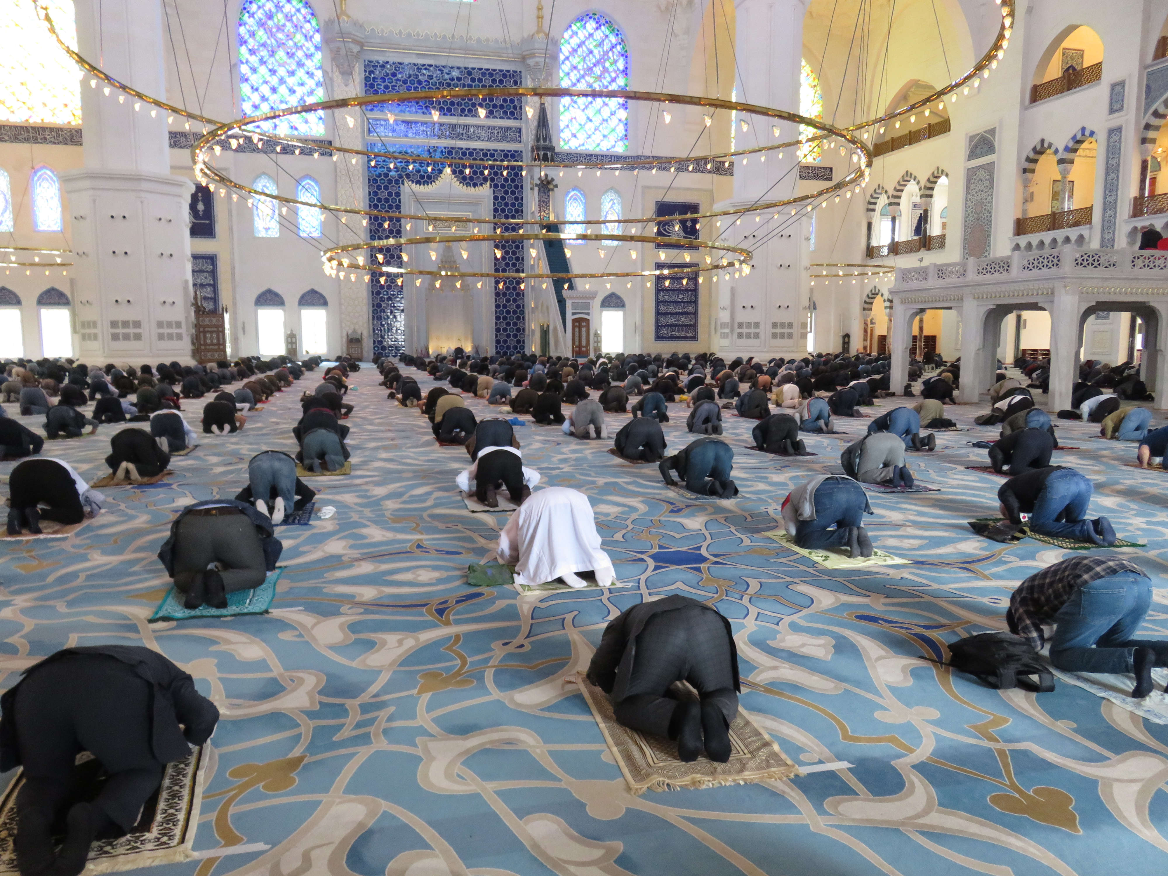Çamlıca Camii'nde sosyal mesafeli Cuma namazı