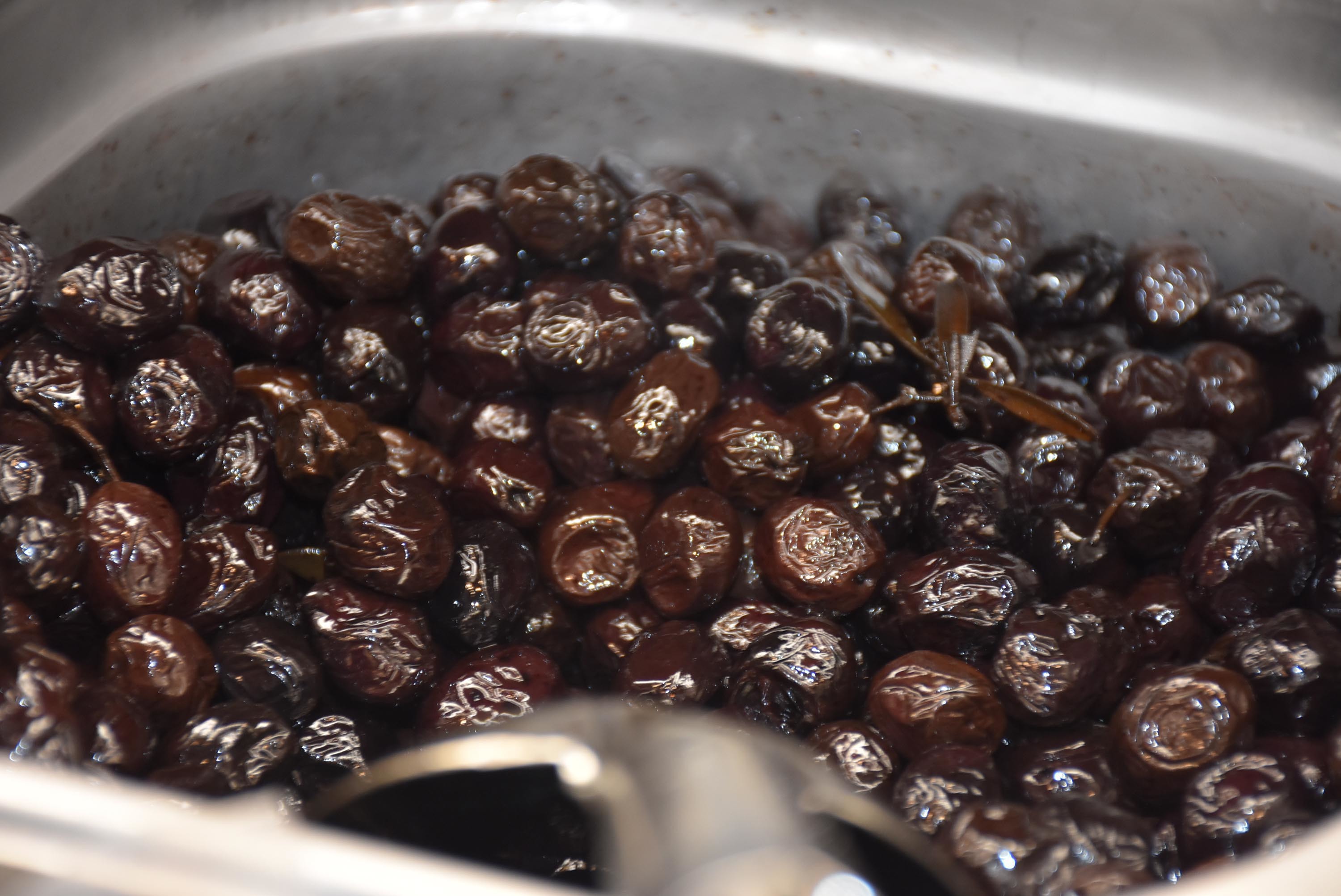 Siyah Zeytin Alirken Dikkat Parlak Gorunsun Diye Boyuyorlar