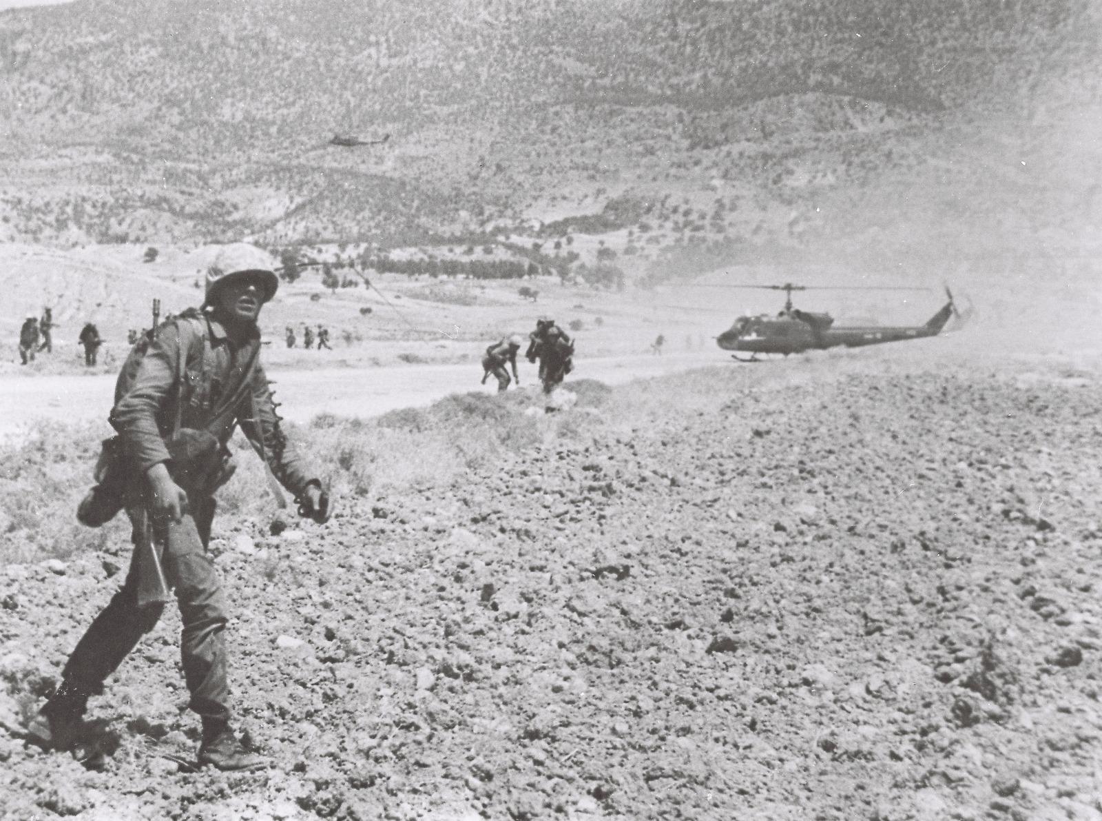 kibris baris harekati na dair cok ozel fotograflar turk askerleri sevgi gosterileriyle karsilandi yeni safak