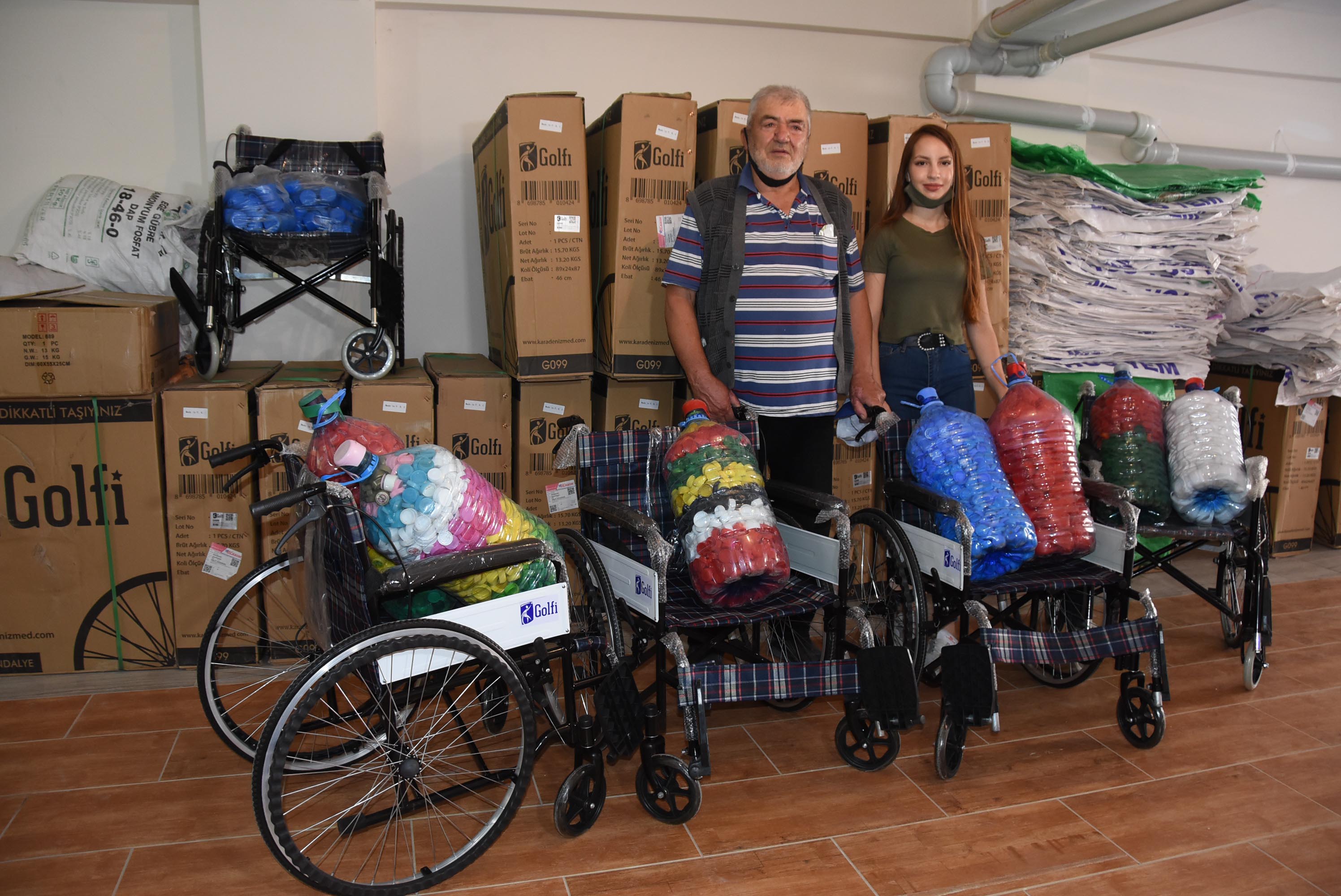 minik omer 200 kilogram kapak topladi engelli bir kisiyi hayaline kavusturdu yeni safak