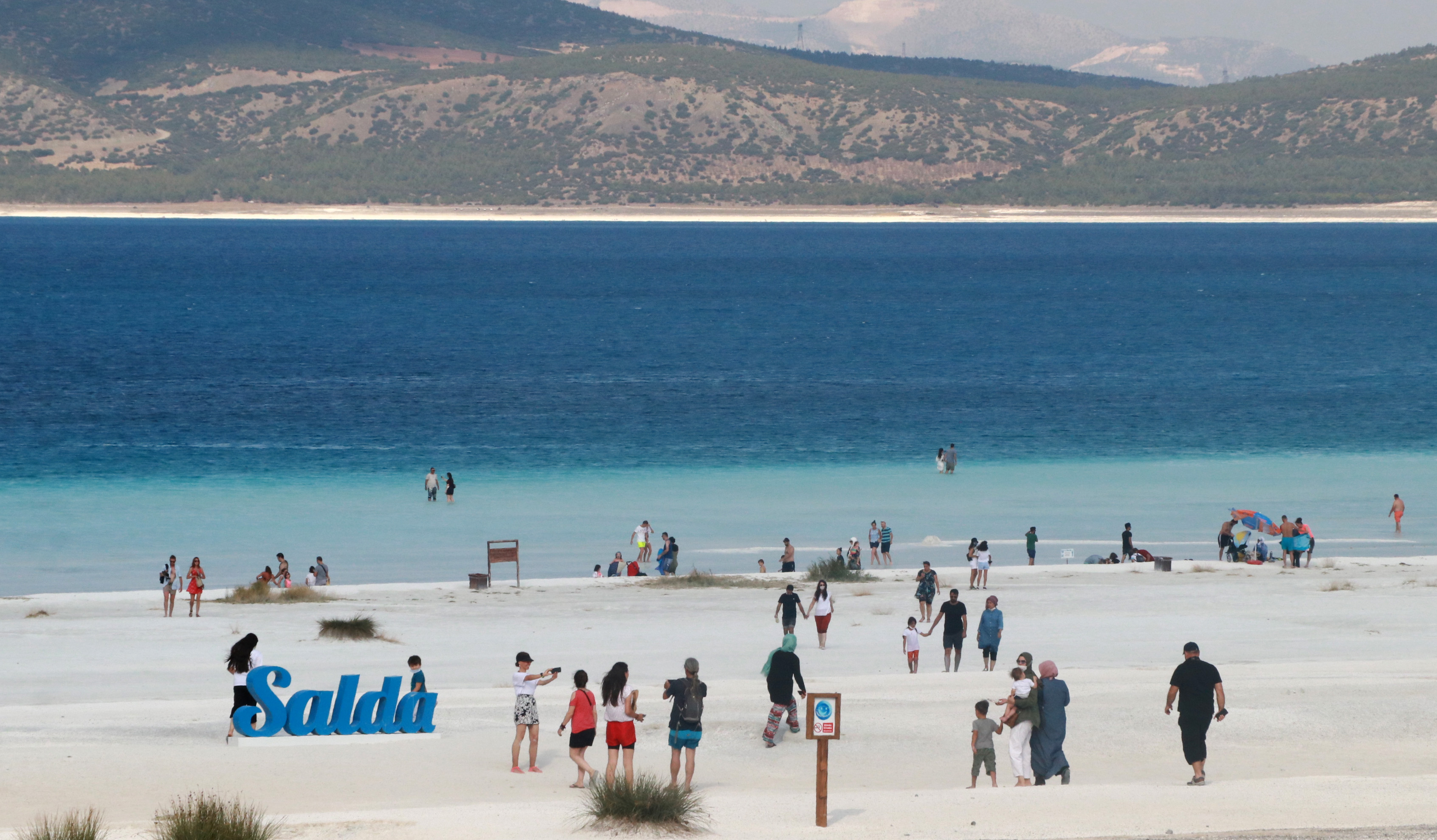 Bakan Kurum açıkladı: Salda'nın 'Beyaz Adalar' bölgesinde göle ve plaja  giriş yasaklandı - Yeni Şafak