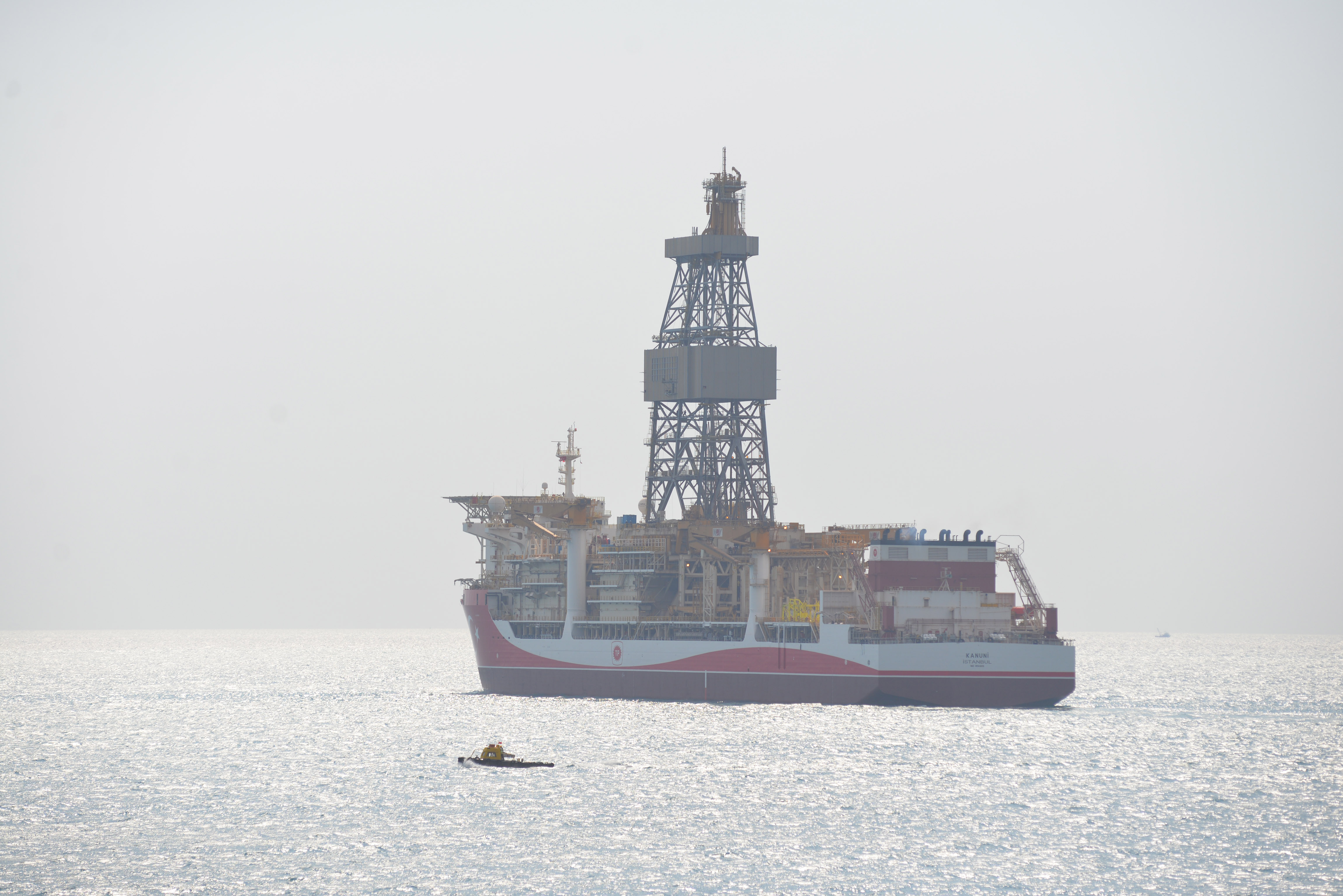 petrol ve dogalgaz icin yeni hamle dorduncu sondaj gemisi geliyor yeni safak