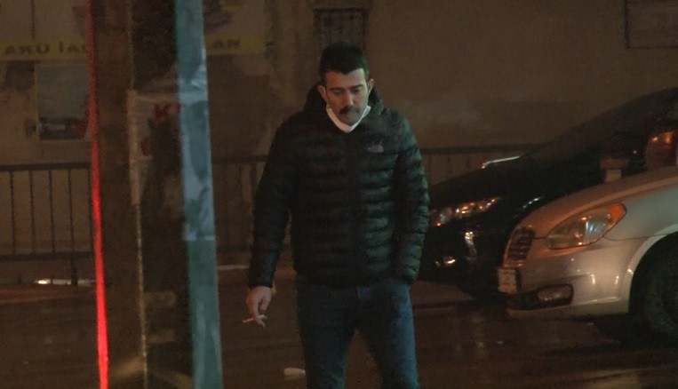 Bursa'da dün gece saat 01:00 sularında yaşanan olayda İl Emniyet Müdürlüğü ekipleri, sokağa çıkma kısıtlaması nedeniyle uygulama yaptıkları Bursa-Ankara karayolu üzerindeki kontrol noktasından geçmeye çalışan Yusuf Ç.’yi durdurarak izin belgelerini sordu. Belgelerinin olmadığını söyleyen Yusuf Ç.’nin hareketlerinden şüphelenen polis, sürücüye kontrol noktasına getirilen alkolmetreye üfletti.