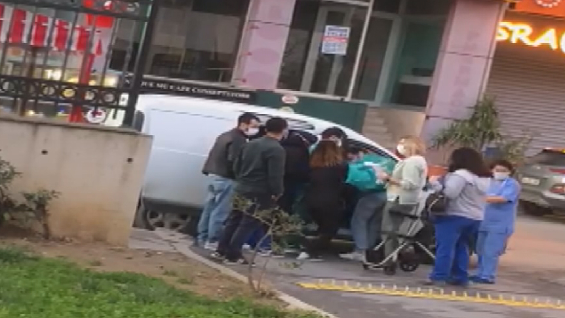 Sancaktepe De Sancisi Artan Hamile Kadin Hastane Kapisinda Dogum Yapti