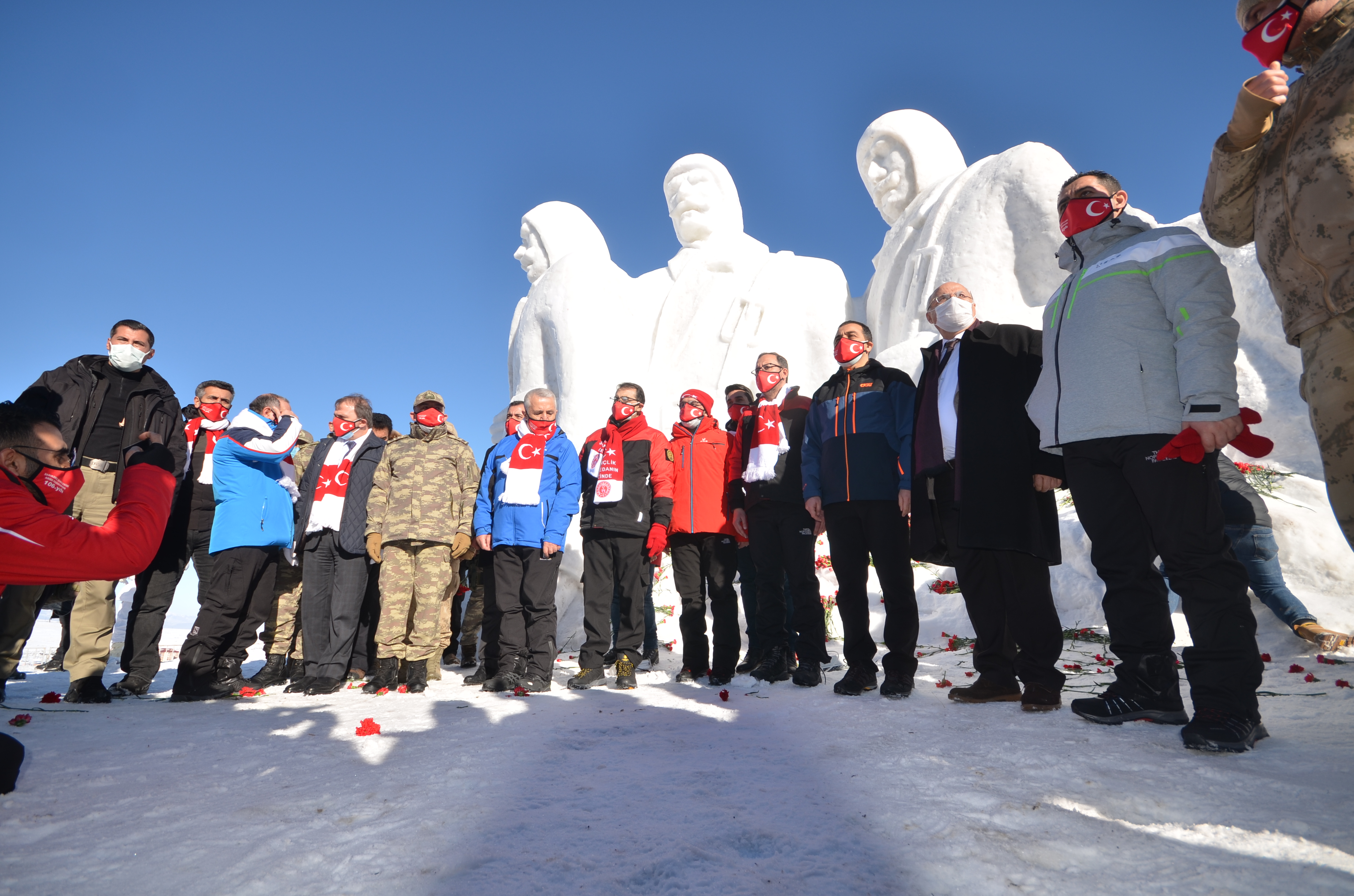 Sarıkamış şehitleri anısına yapılan kardan heykeller açıldı
