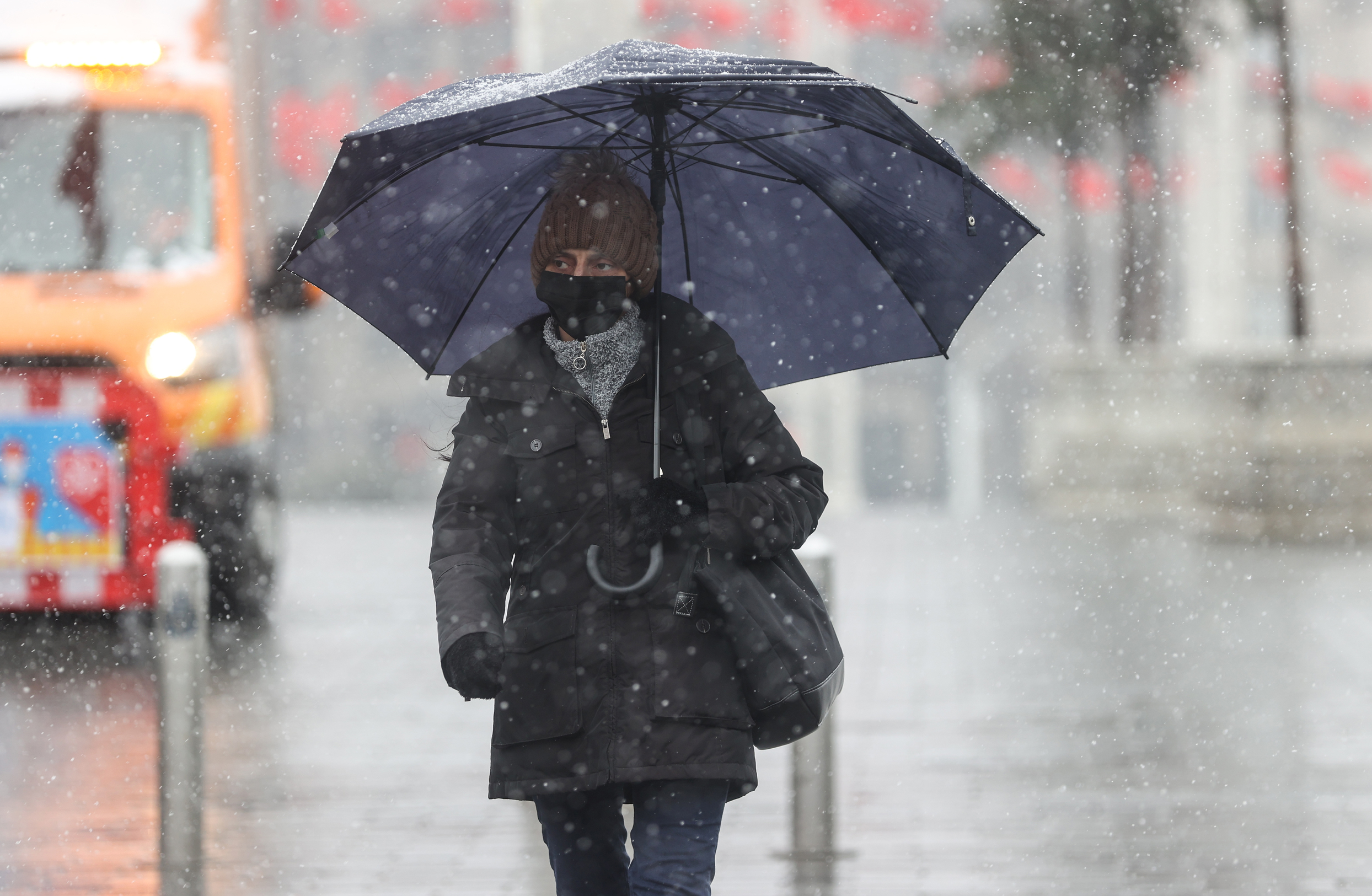 Istanbulites wake up to snow during weekend curfew