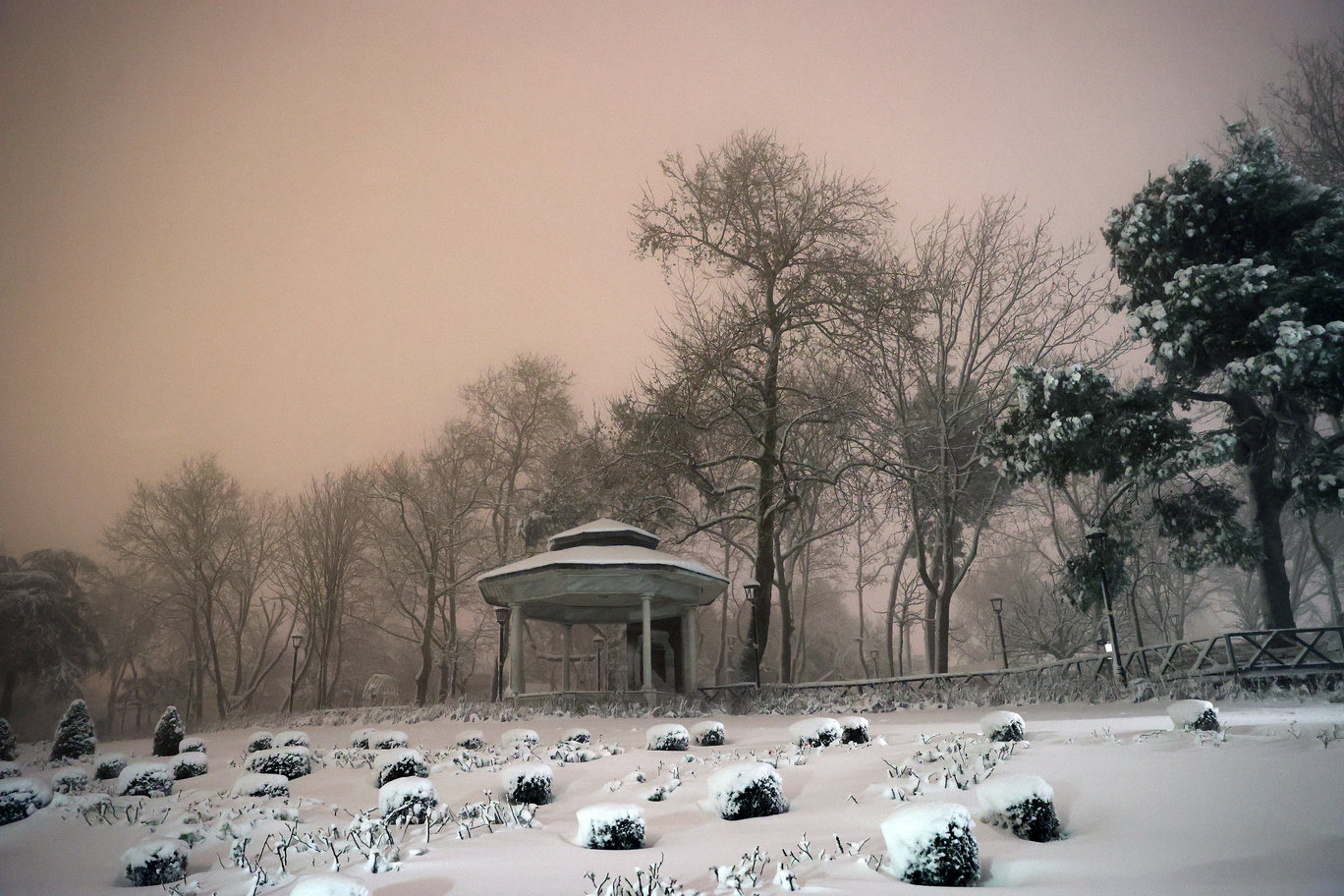 Istanbulites wake up to snow during weekend curfew