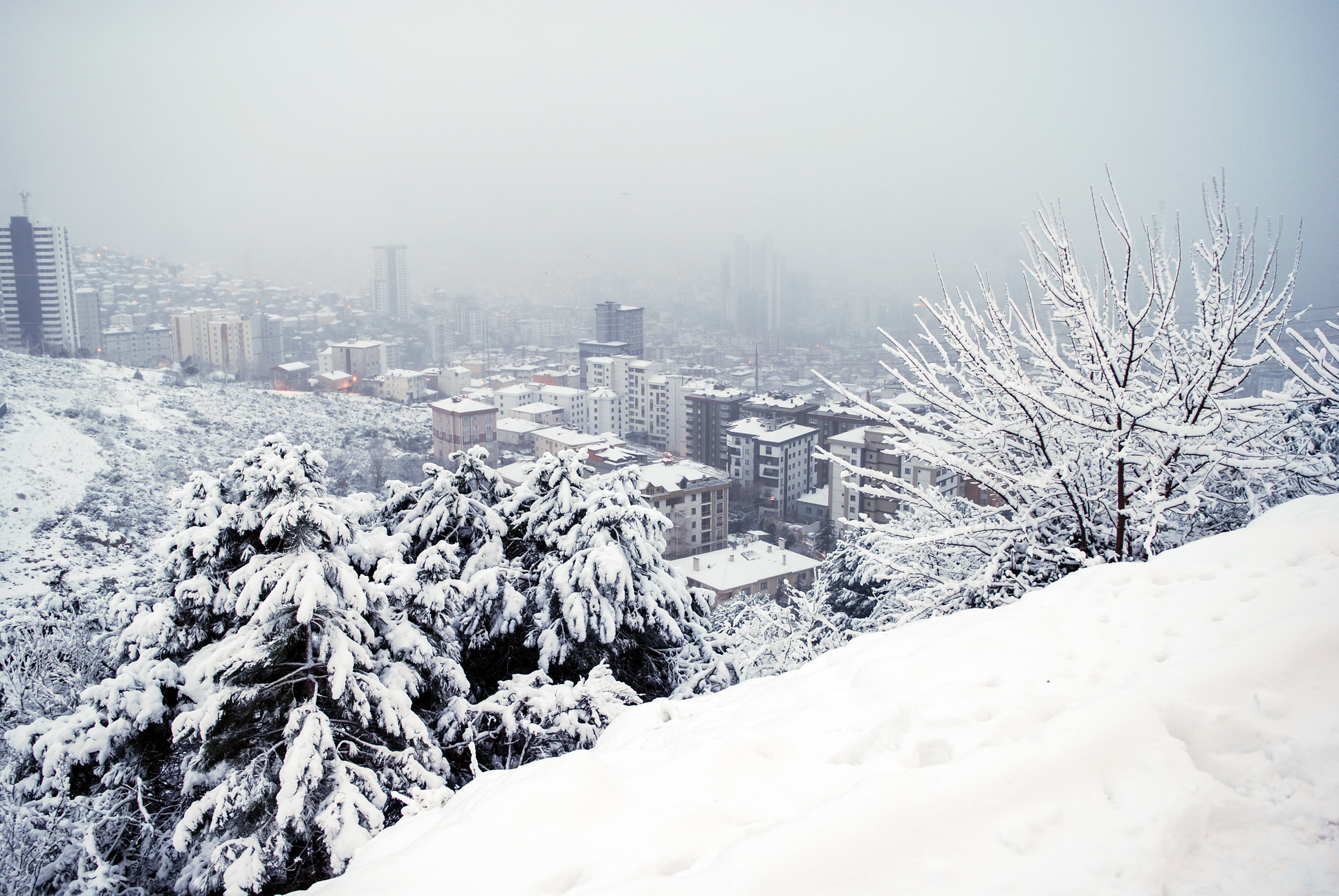 Istanbulites wake up to snow during weekend curfew