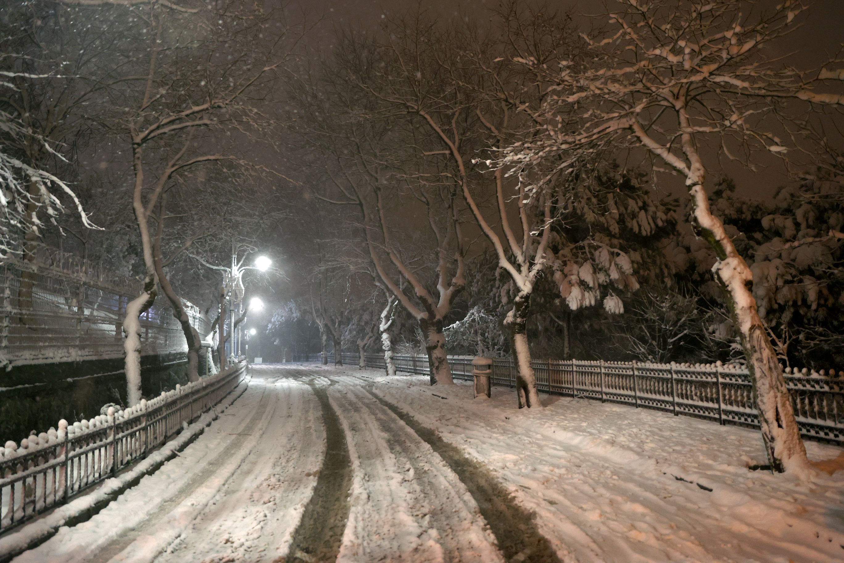 Istanbulites wake up to snow during weekend curfew