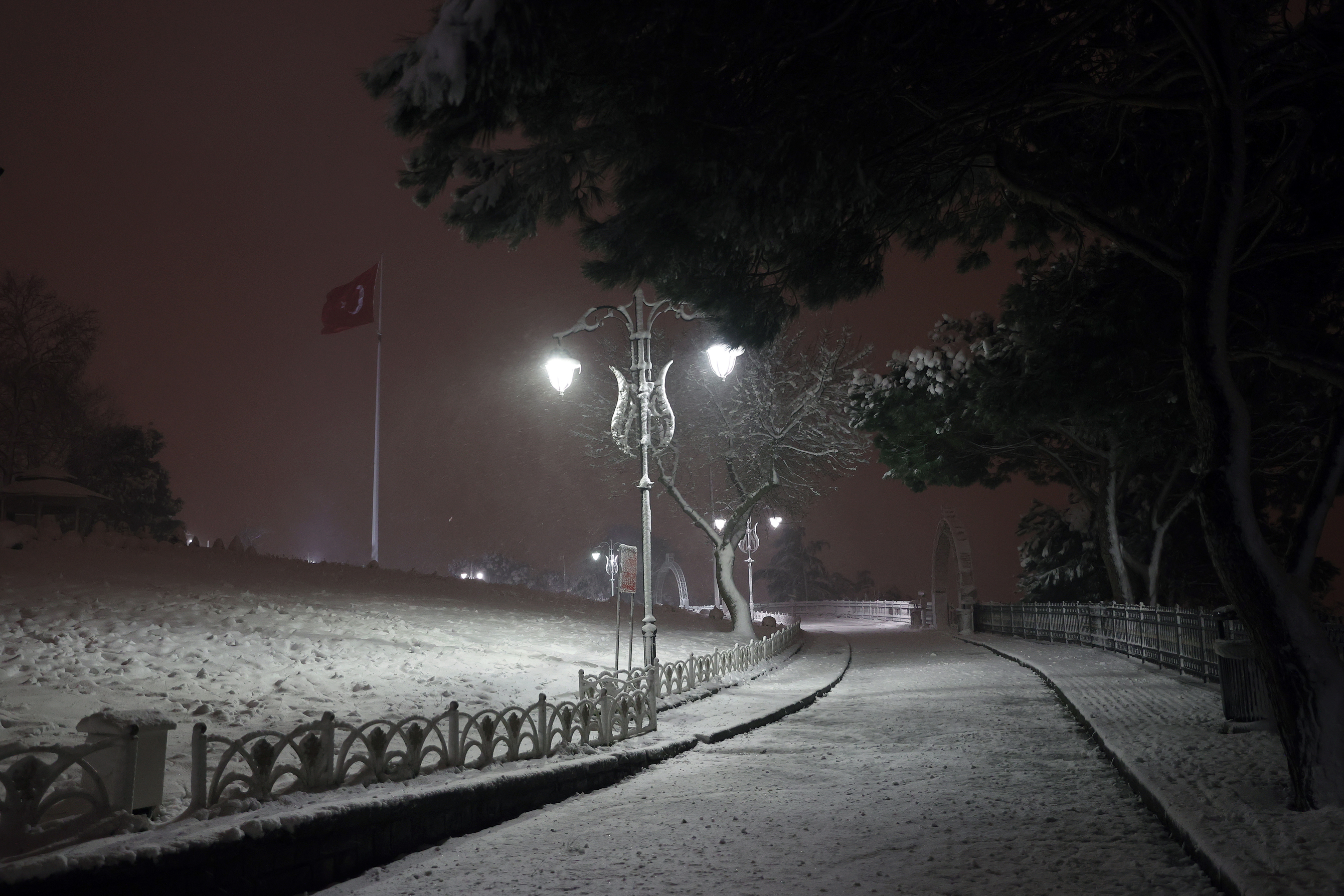 Istanbulites wake up to snow during weekend curfew