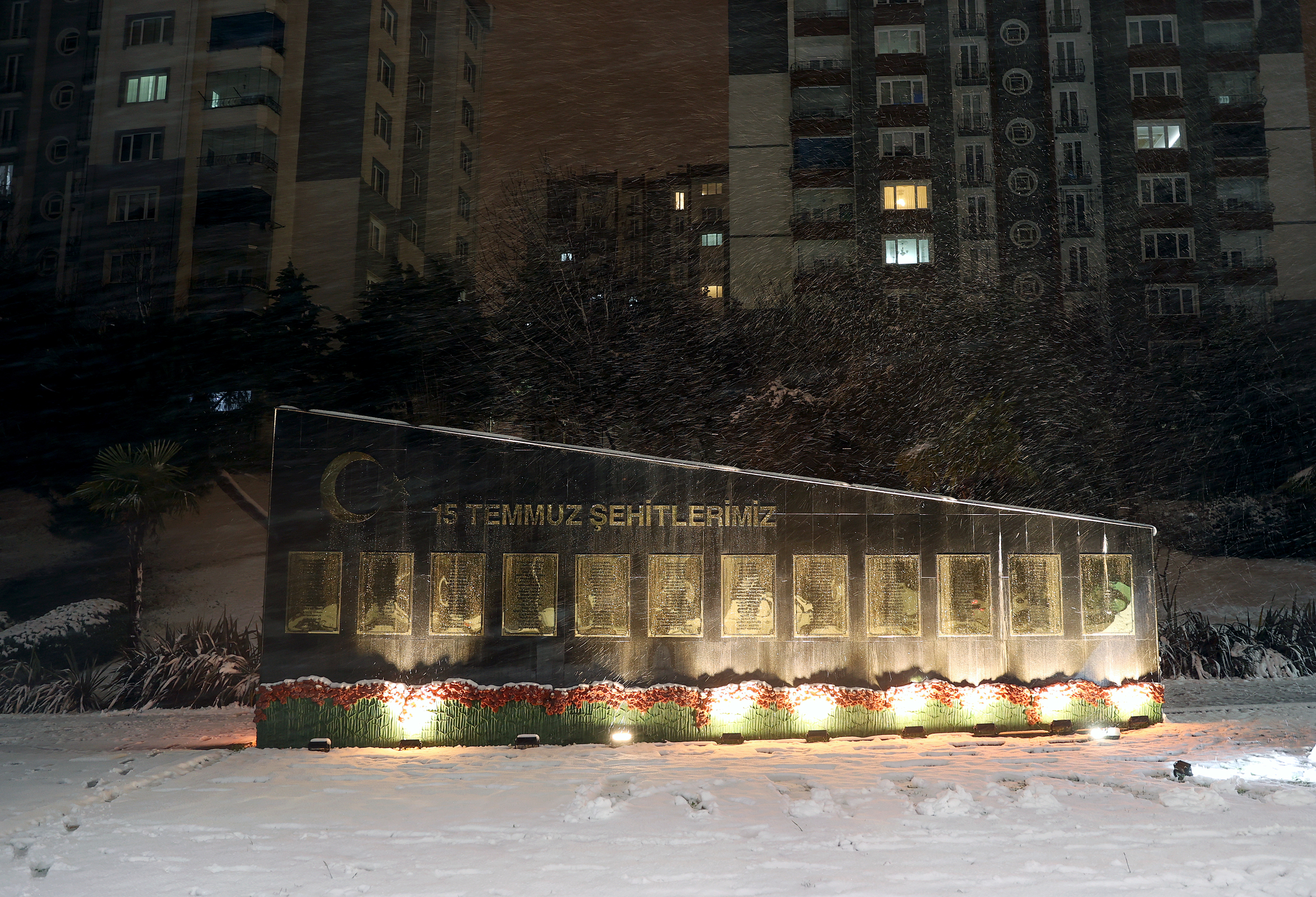 Istanbulites wake up to snow during weekend curfew