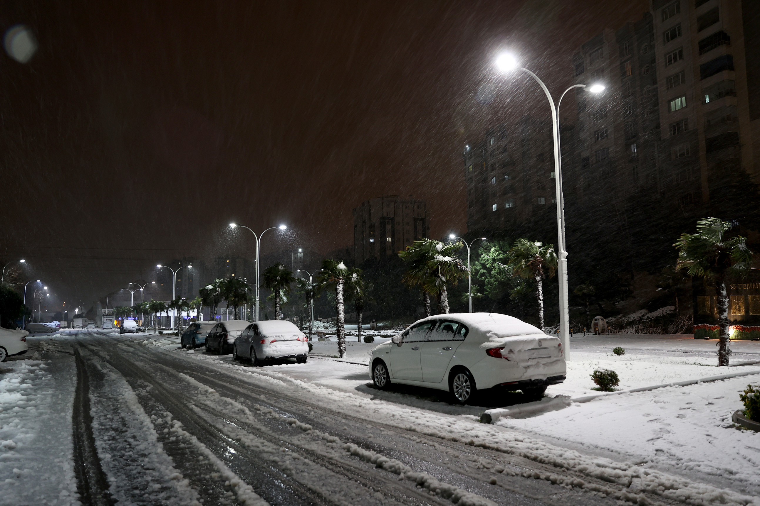 Istanbulites wake up to snow during weekend curfew