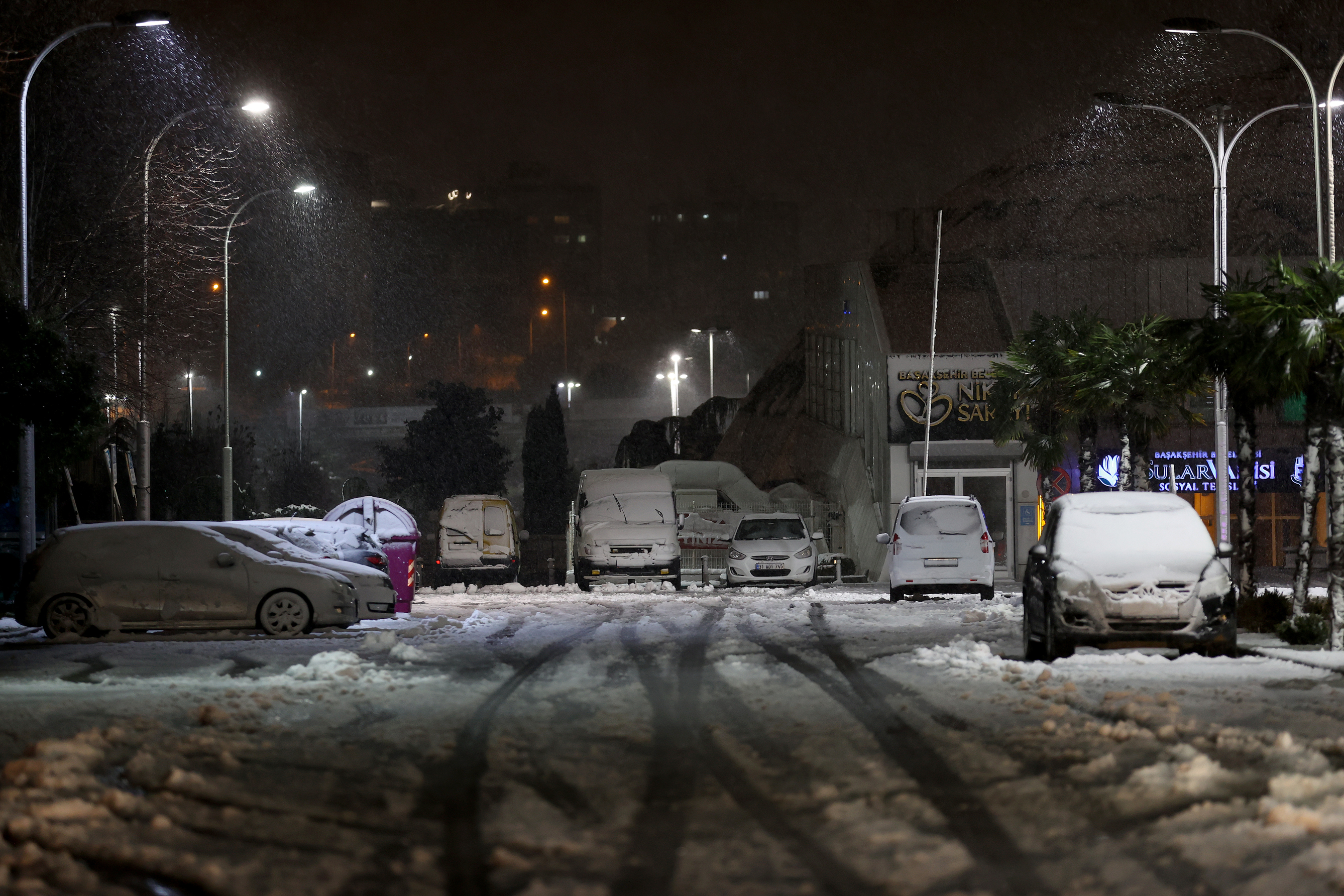 Istanbulites wake up to snow during weekend curfew