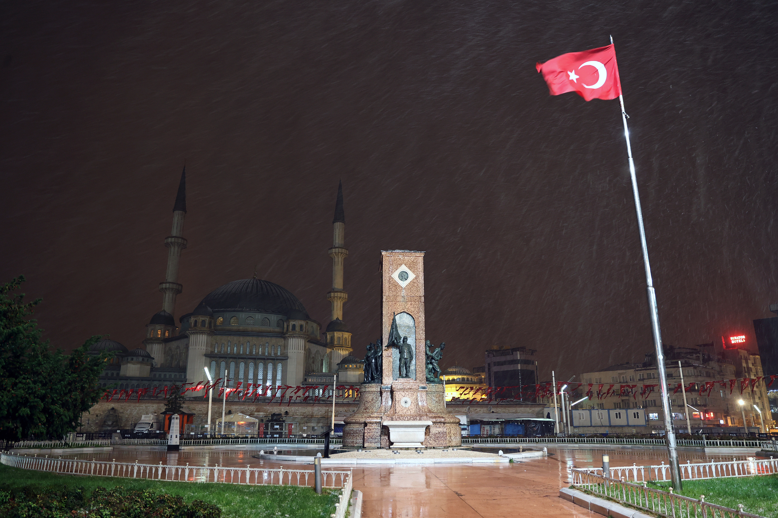 Istanbulites wake up to snow during weekend curfew
