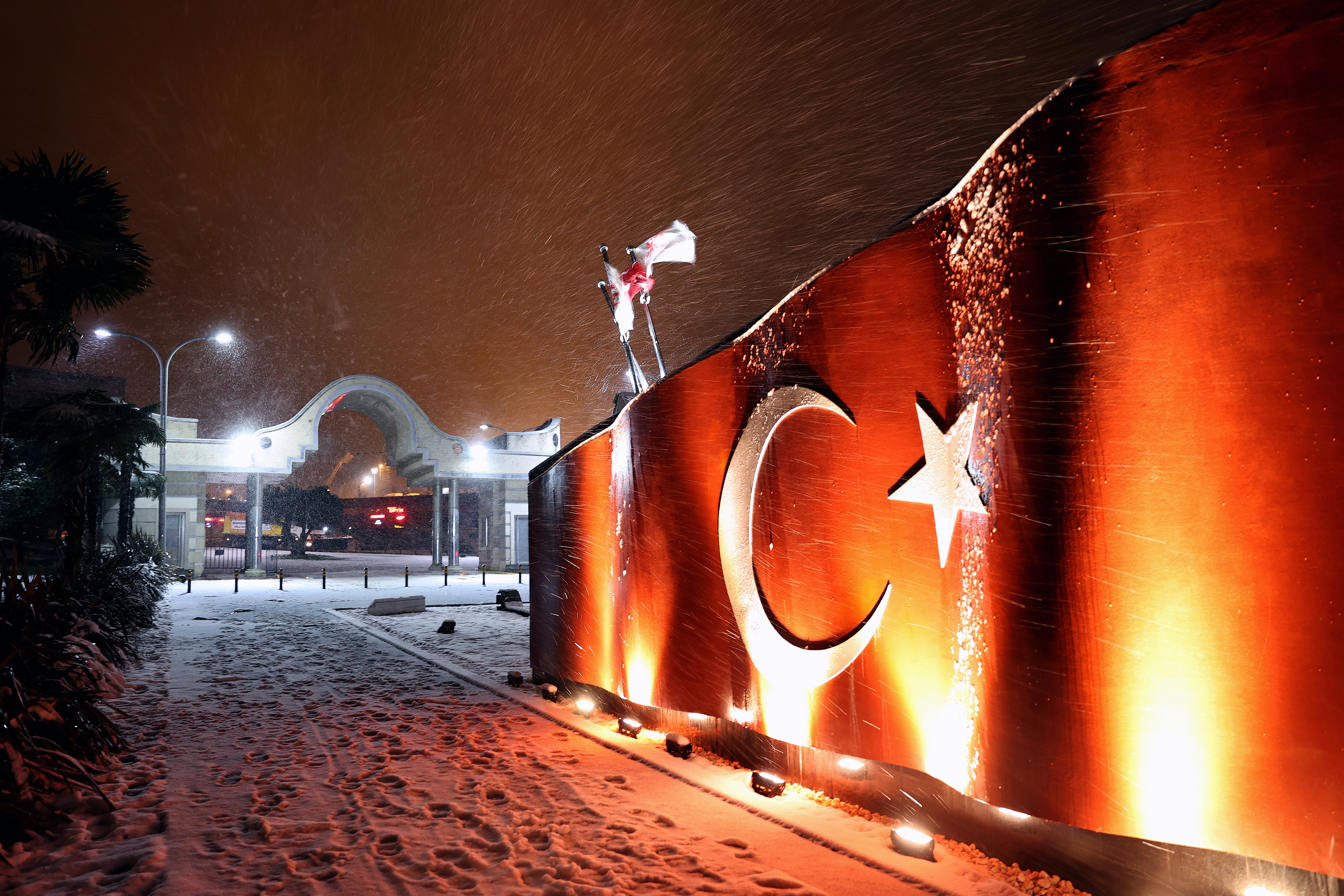 Istanbulites wake up to snow during weekend curfew