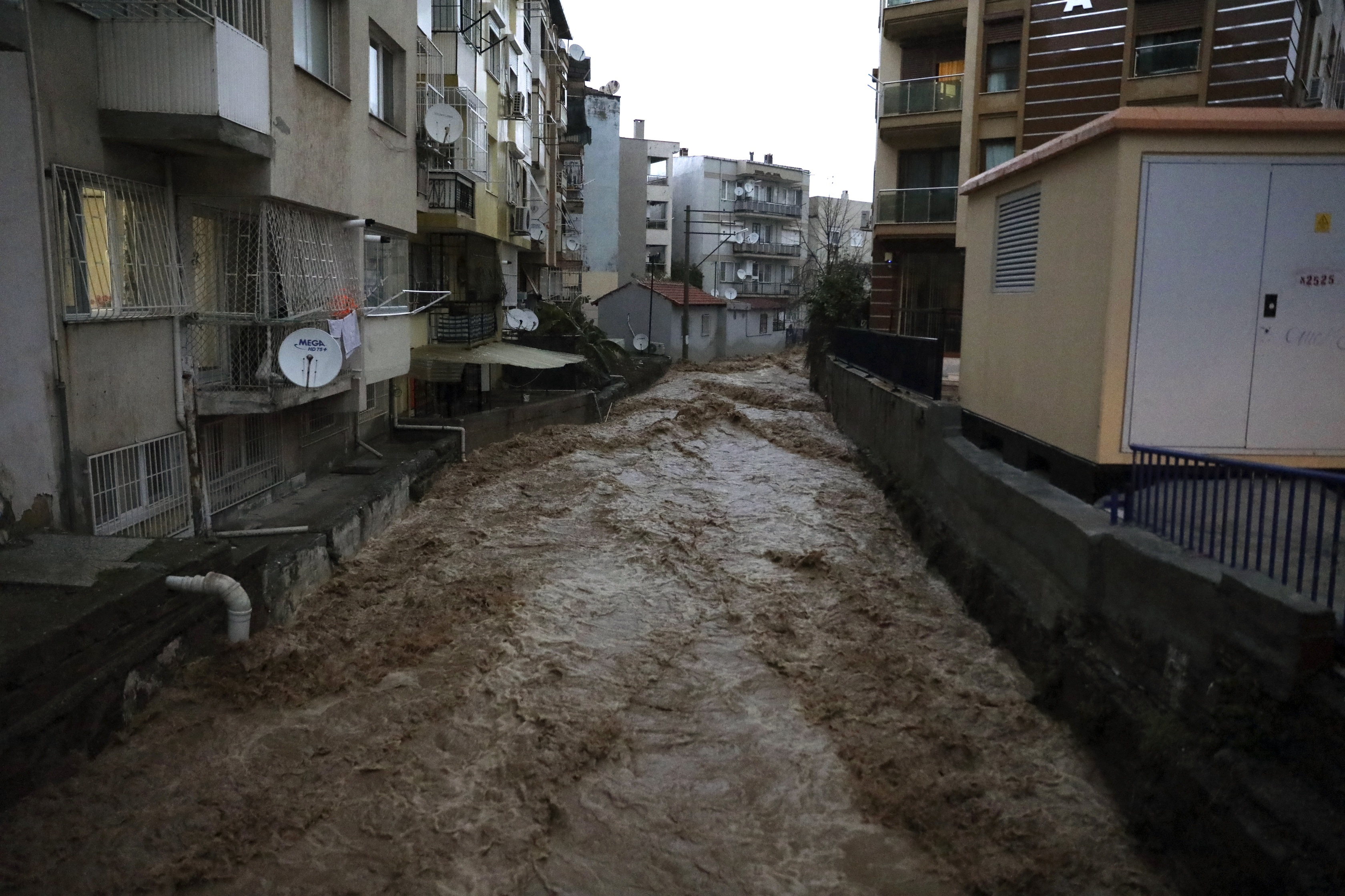Heavy rainfall causes flash flood in Turkey's Izmir