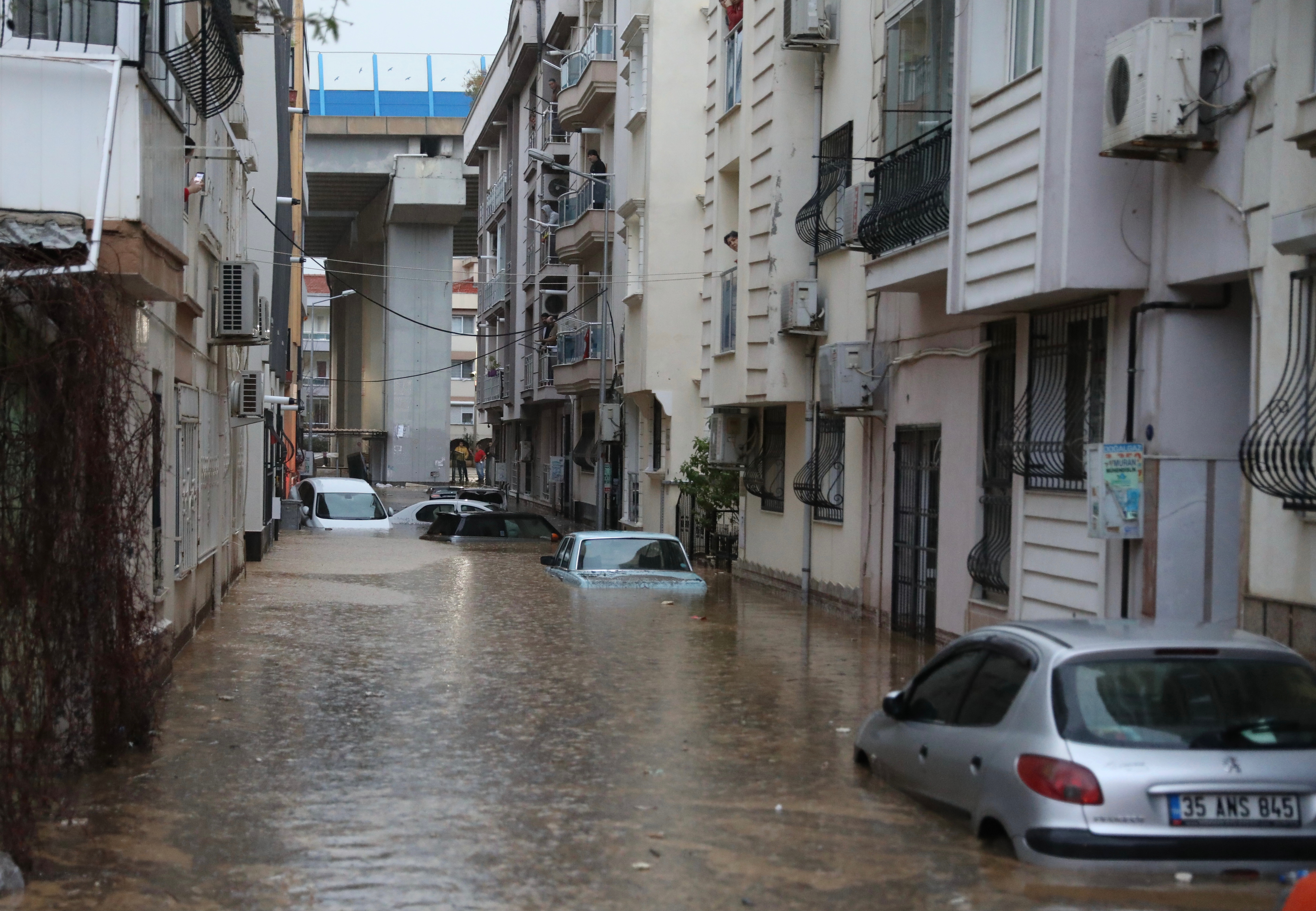 Heavy rainfall causes flash flood in Turkey's Izmir