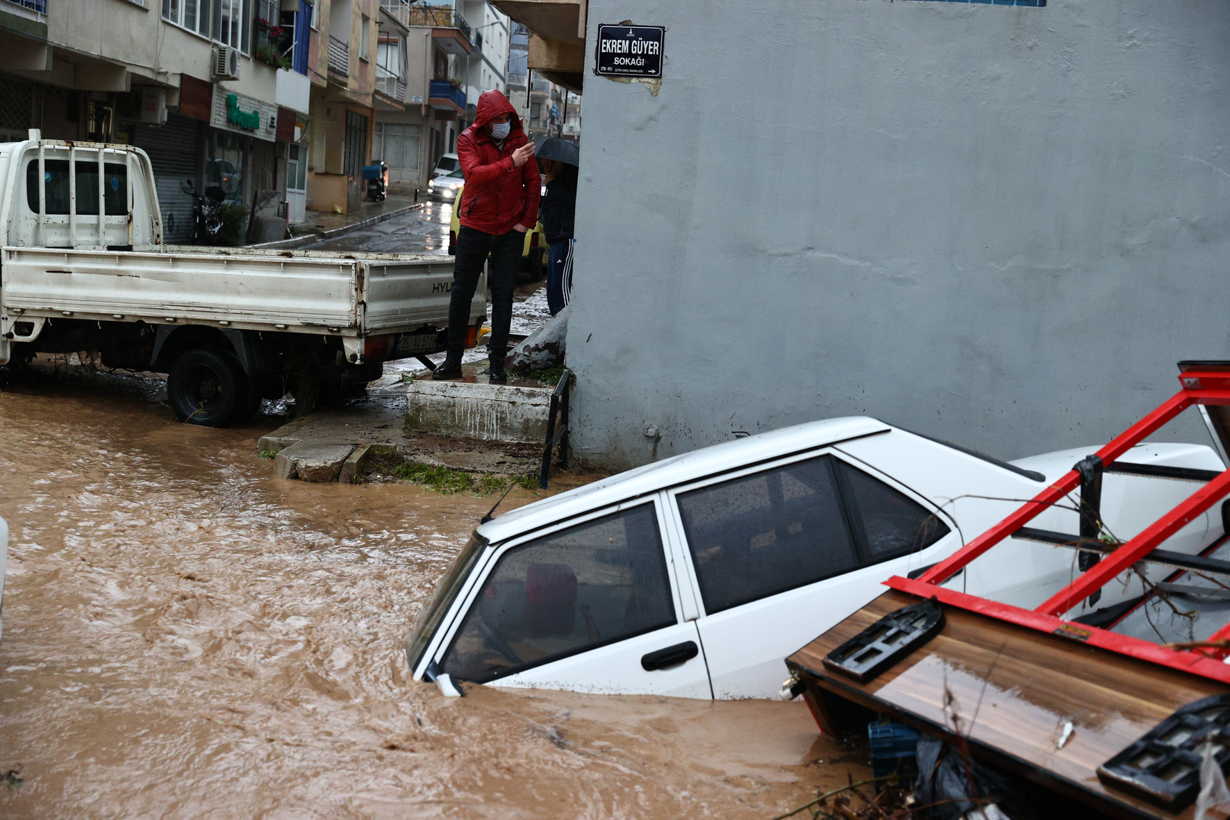 Heavy rainfall causes flash flood in Turkey's Izmir