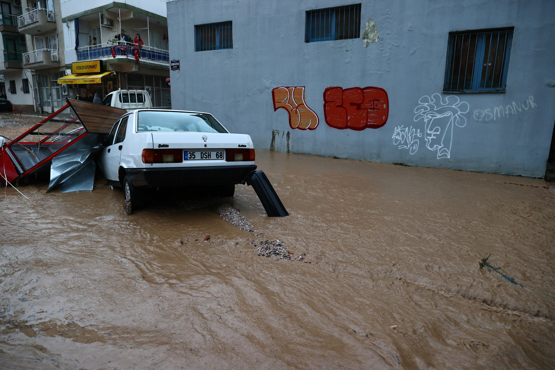 Heavy rainfall causes flash flood in Turkey's Izmir