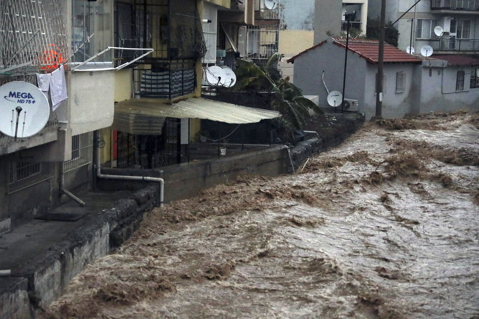 Heavy rainfall causes flash flood in Turkey's Izmir