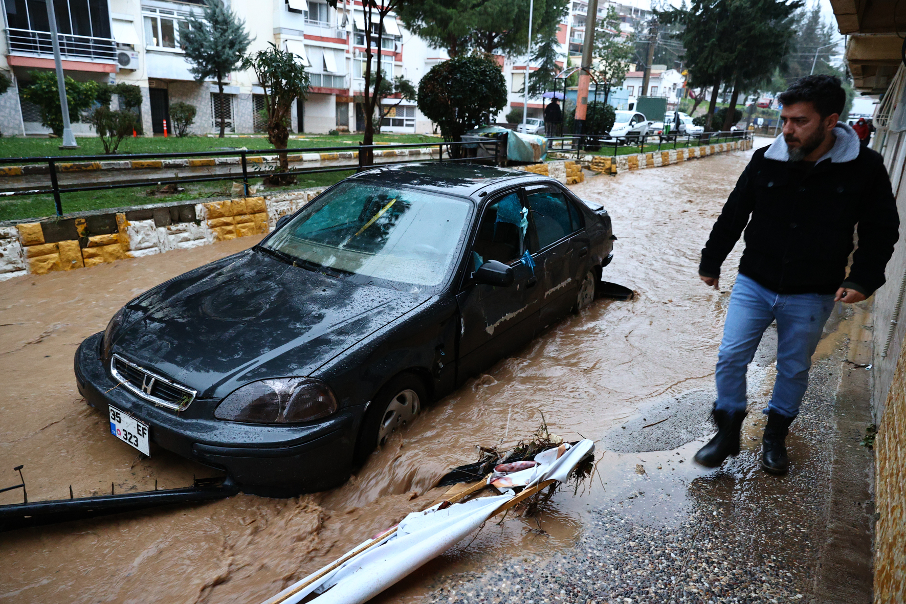 Heavy rainfall causes flash flood in Turkey's Izmir