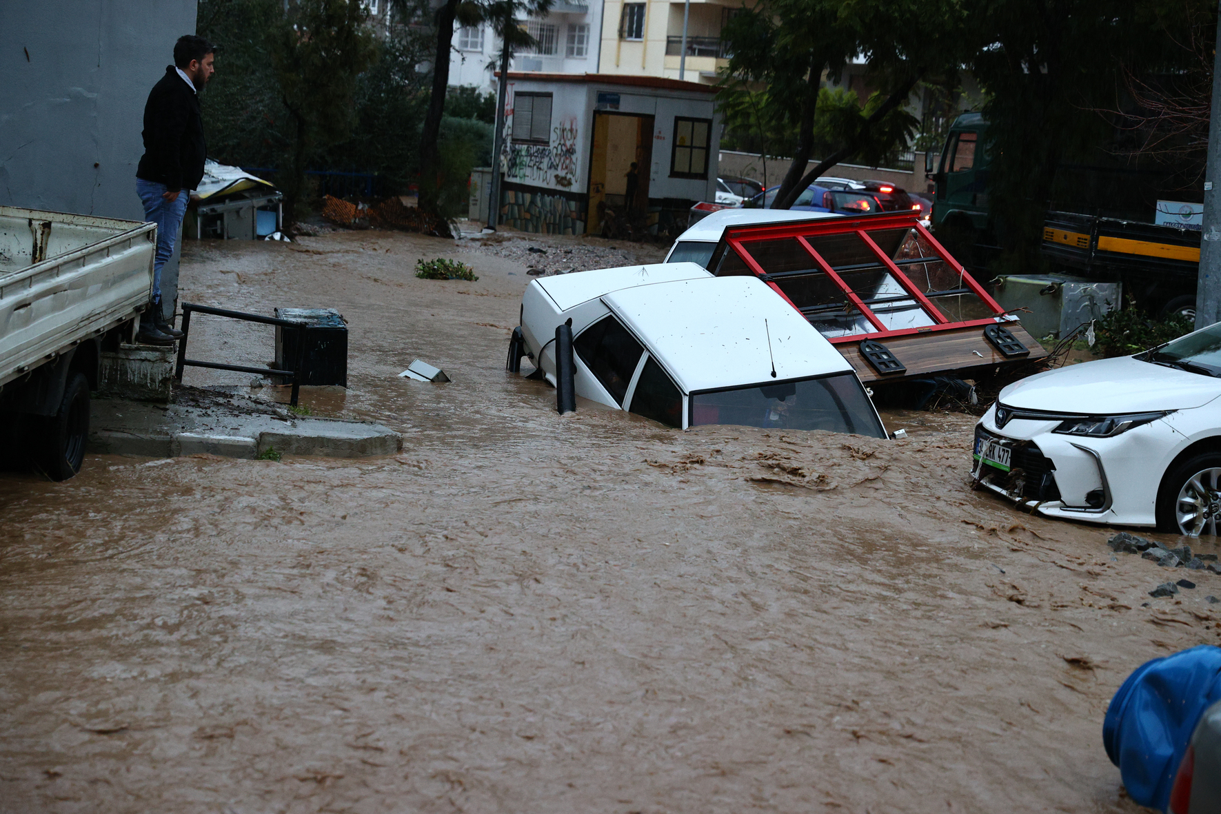 Heavy rainfall causes flash flood in Turkey's Izmir